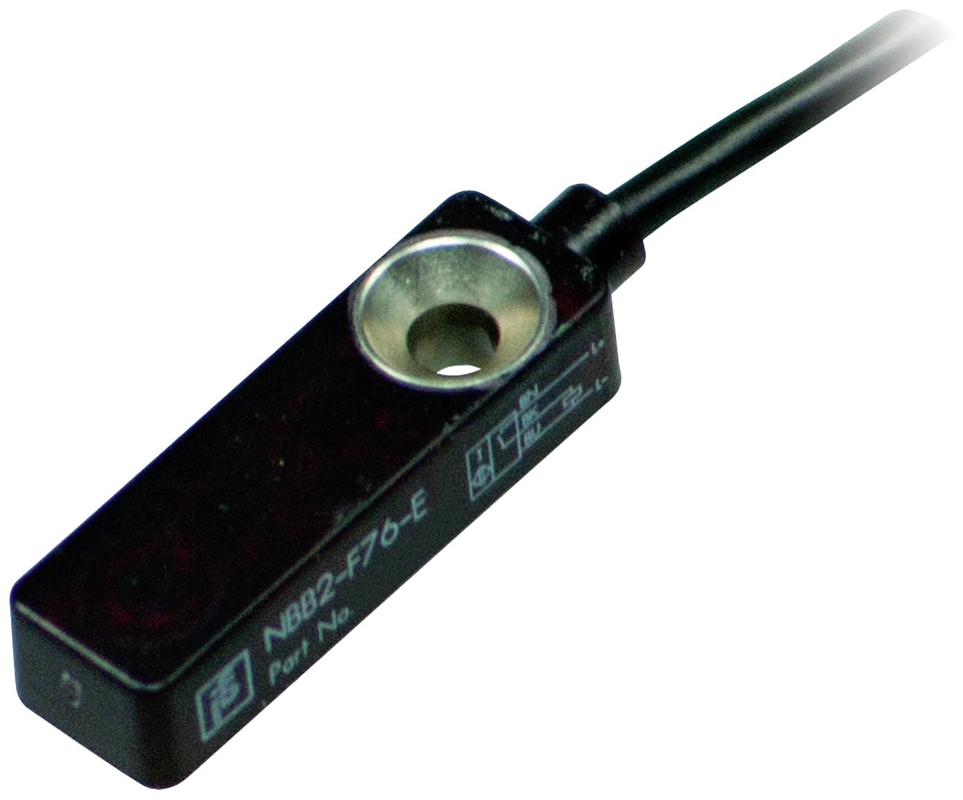 Ein rechteckiger, schwarzer Induktionssensor mit Kabel. Modellnummer 'NBB2-F76-E'.