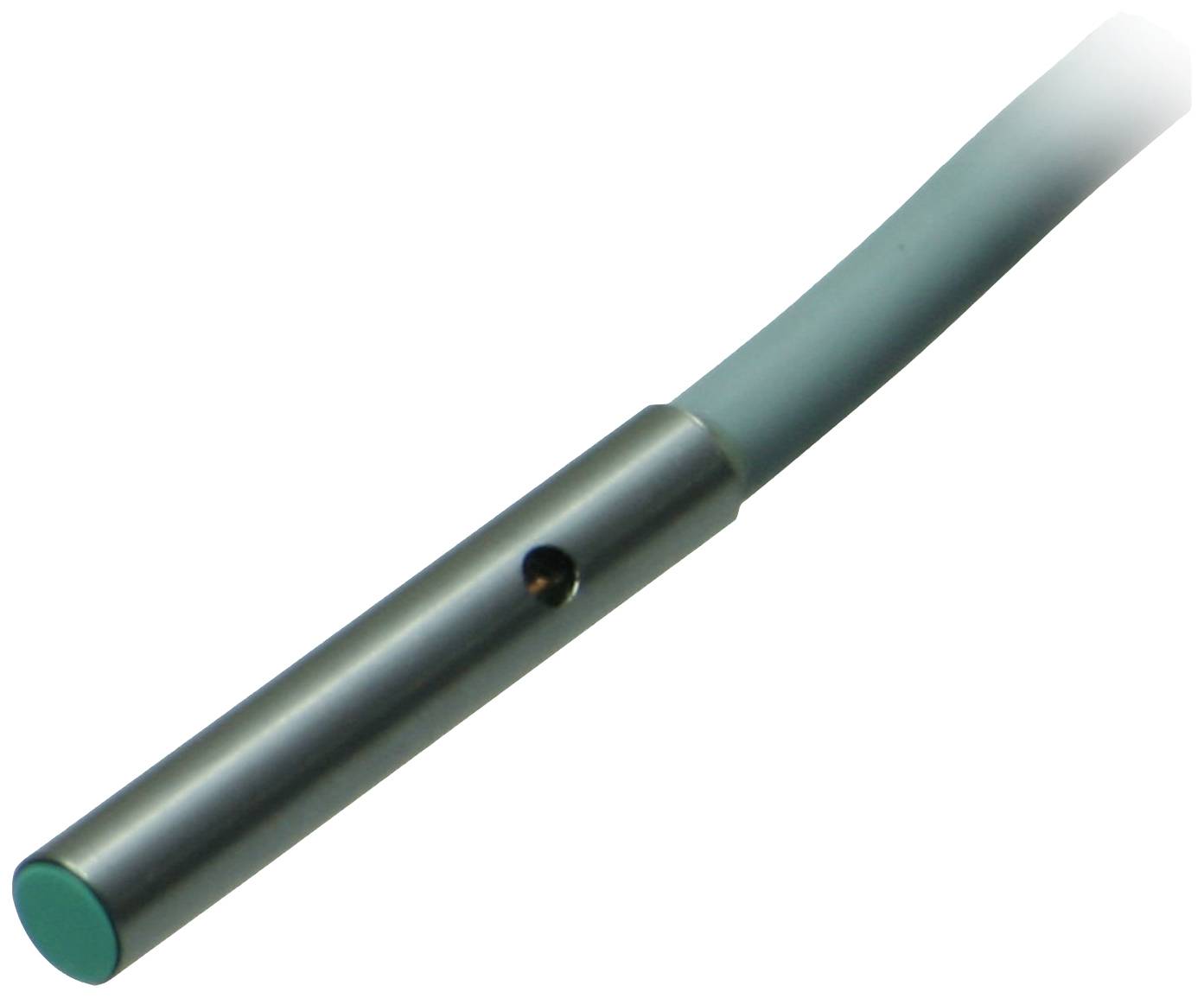 Zylindrischer Metallsensor mit grünem Kopf und grauem Kabel, vermutlich ein Näherungsschalter zur Objekterkennung in Maschinen.
