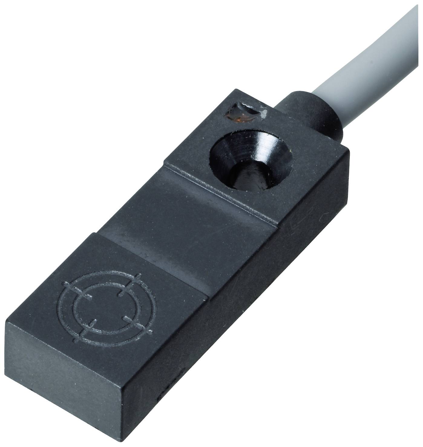 Ein schwarzer Magnetfeldsensor mit rechteckiger Form und befestigtem Kabel, verwendet zur Positionserkennung in Industrieanwendungen.