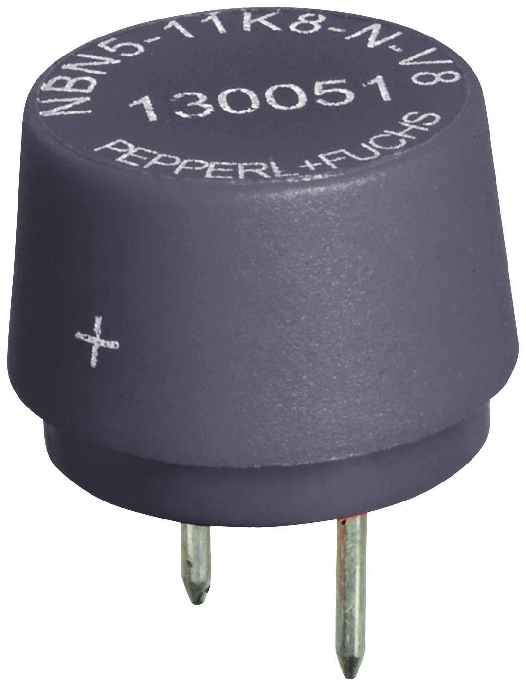 Ein zylindrischer elektrischer Sensor mit der Aufschrift 'PEPPERL+FUCHS NBN5-11K8-N-V8 130051', zwei metallische Anschlussstifte.