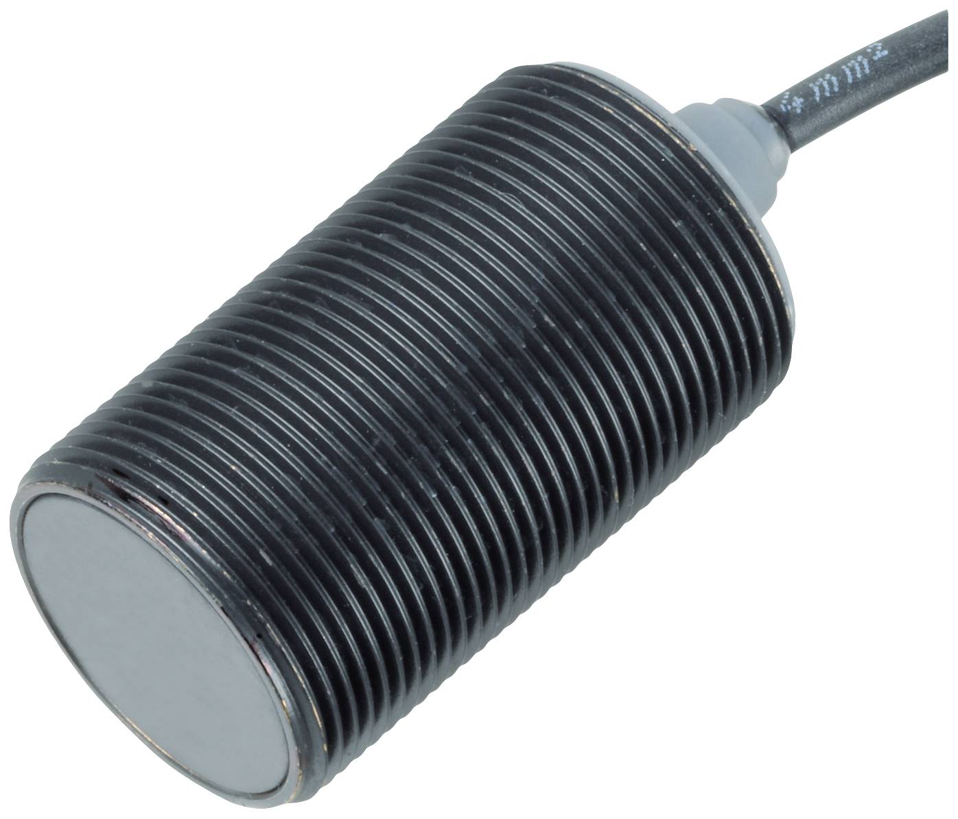 Ein zylindrischer, gerippter Sensor mit Kabelanschluss. Der Sensor ist schwarz und hat eine glatte Vorderfläche.