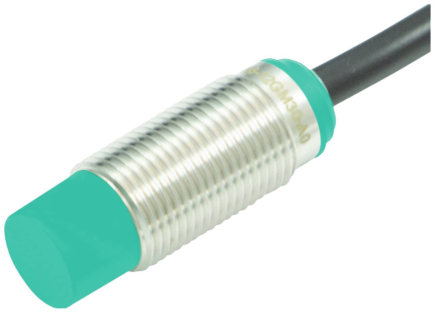 Ein zylindrischer Näherungssensor mit grünem Kopf und silbernem Gehäuse, an einem schwarzen Kabel befestigt.