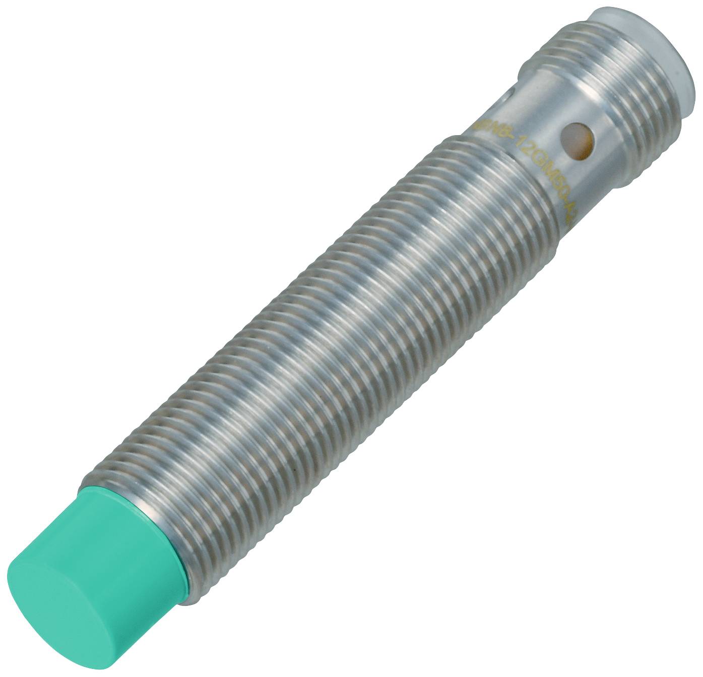 Ein zylindrischer, metallischer Sensor mit gerippter Oberfläche und einem grünen Kopf. Verwendet zur Erkennung in industriellen Anwendungen.