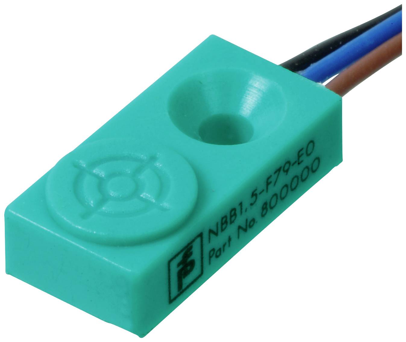 Ein rechteckiger, türkisfarbener Sensor mit Kabeln, beschriftet mit 'NBB1,5-F79-E0' und 'Part No 800000' für elektronische Anwendungen.