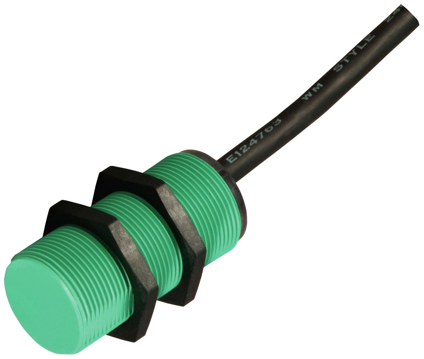 Ein grüner zylindrischer Näherungssensor mit schwarzem Kabel und zwei schwarzen Befestigungsmuttern, verwendet zur Objekterkennung.