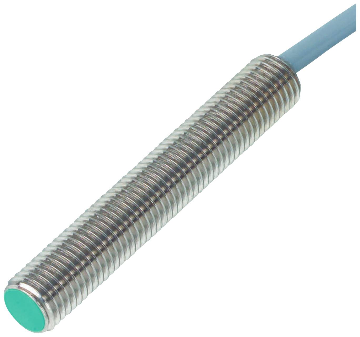 Ein zylindrischer Induktivsensor mit geriffelter Oberfläche und blauer Kabelverbindung zur Erkennung von Metallobjekten.