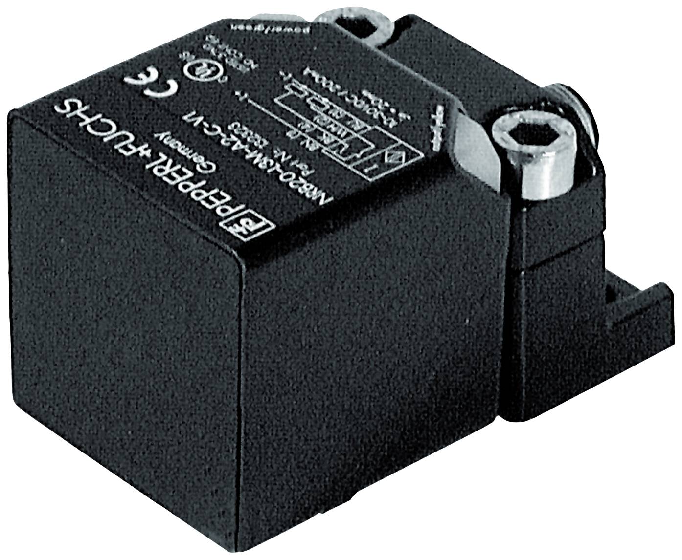 Ein schwarzer Näherungssensor von Pepperl+Fuchs, quadratisch mit Schraubbefestigung. Modell NR30-15NA-S2-C-V1. CE-Zertifikat sichtbar.