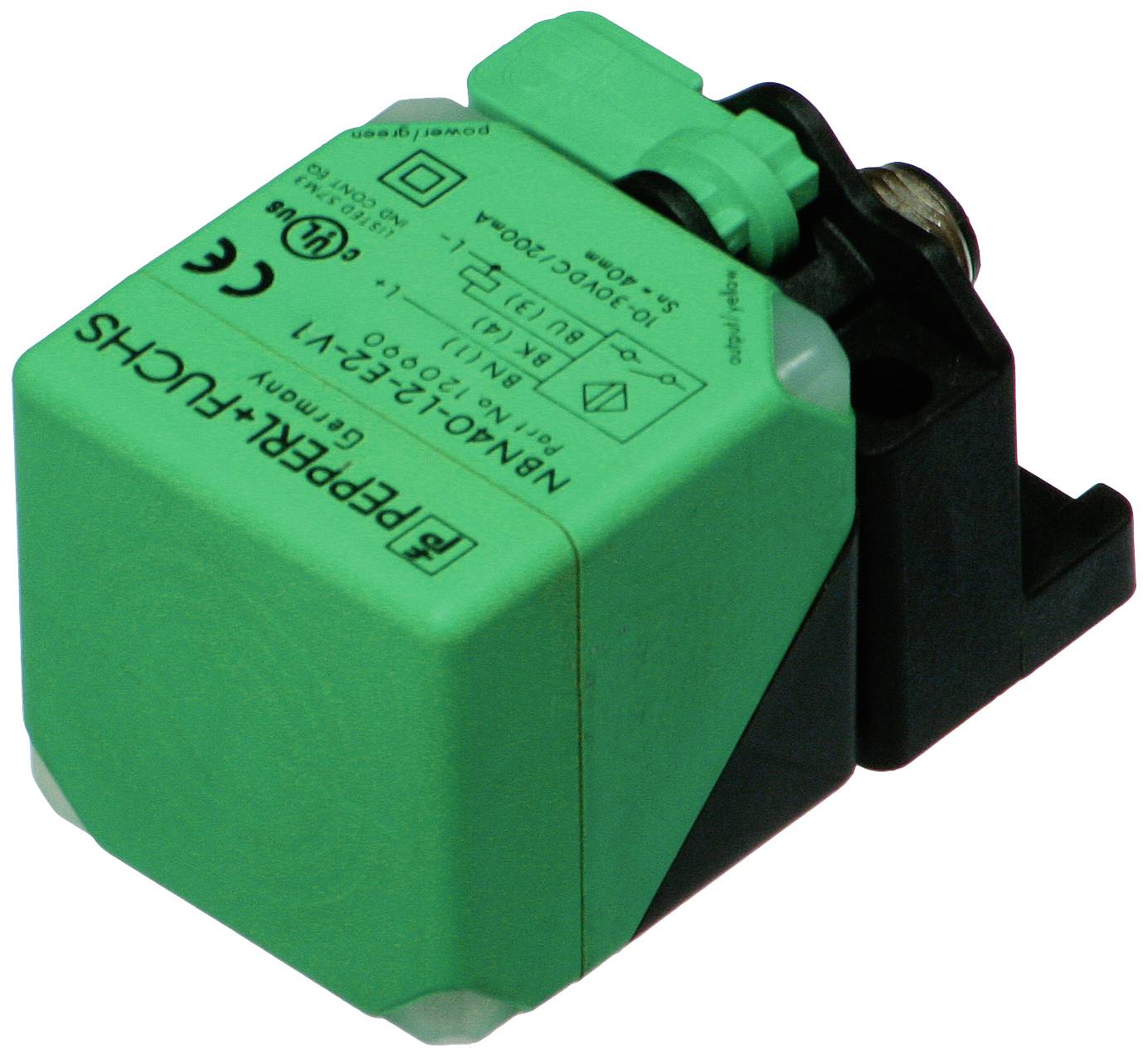 Quadratischer, grüner Näherungssensor mit schwarzem Gehäuse und Schraubanschluss, beschriftet mit technischen Details und CE-Zeichen.