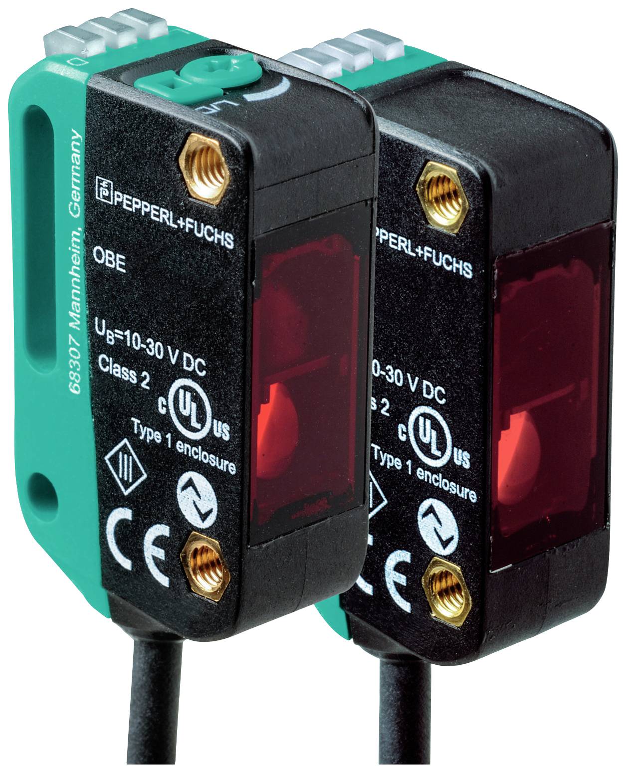 Zwei Sensoren von Pepperl+Fuchs, Modell OBE, mit Spannung 10-30 V DC. Schwarz-grünes Design, CE- und UL-Zertifizierungen sichtbar.