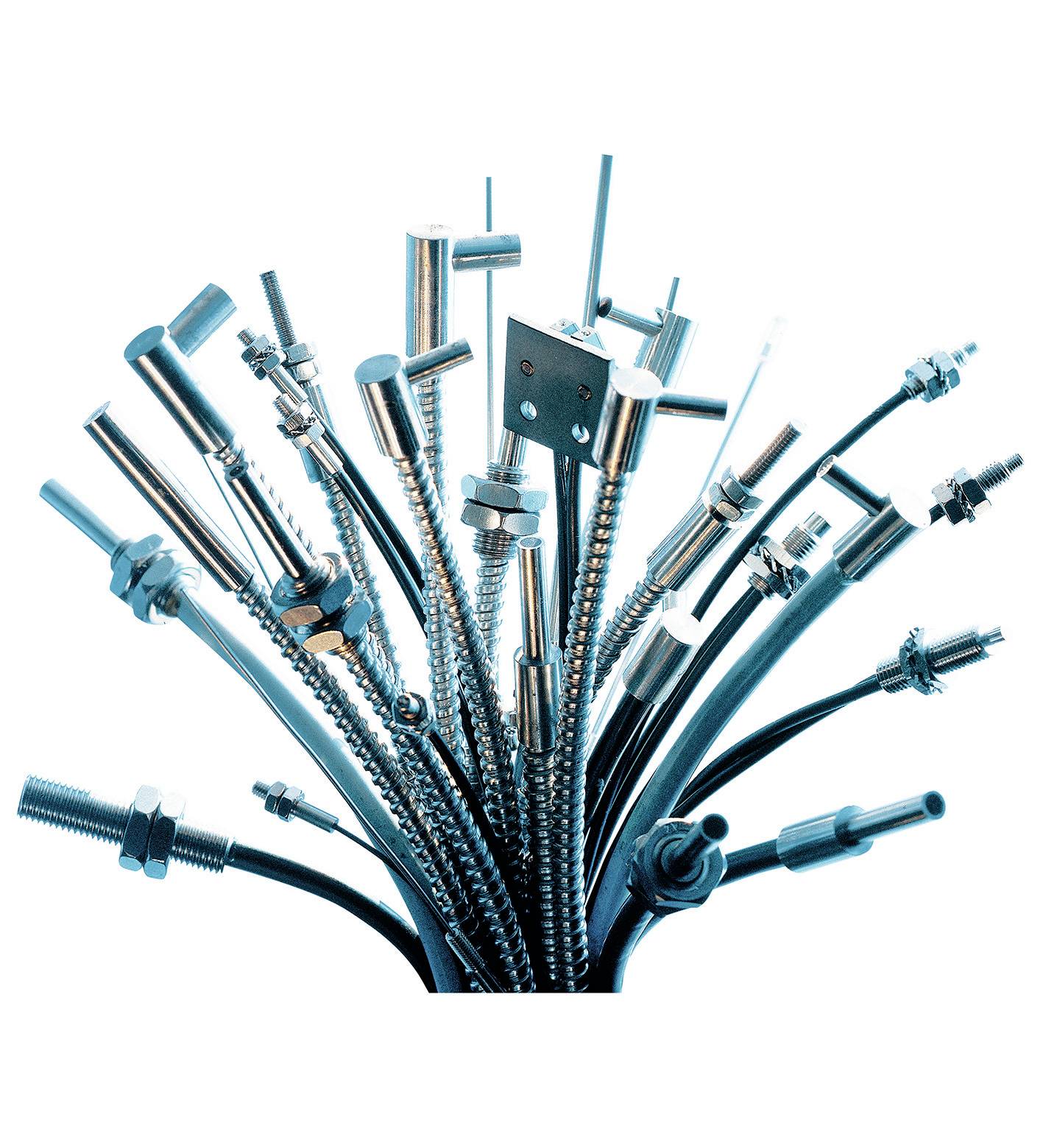 Eine Anordnung verschiedener metallischer Sensoren und Kabel, die in verschiedene Richtungen ragen, vor weißem Hintergrund.