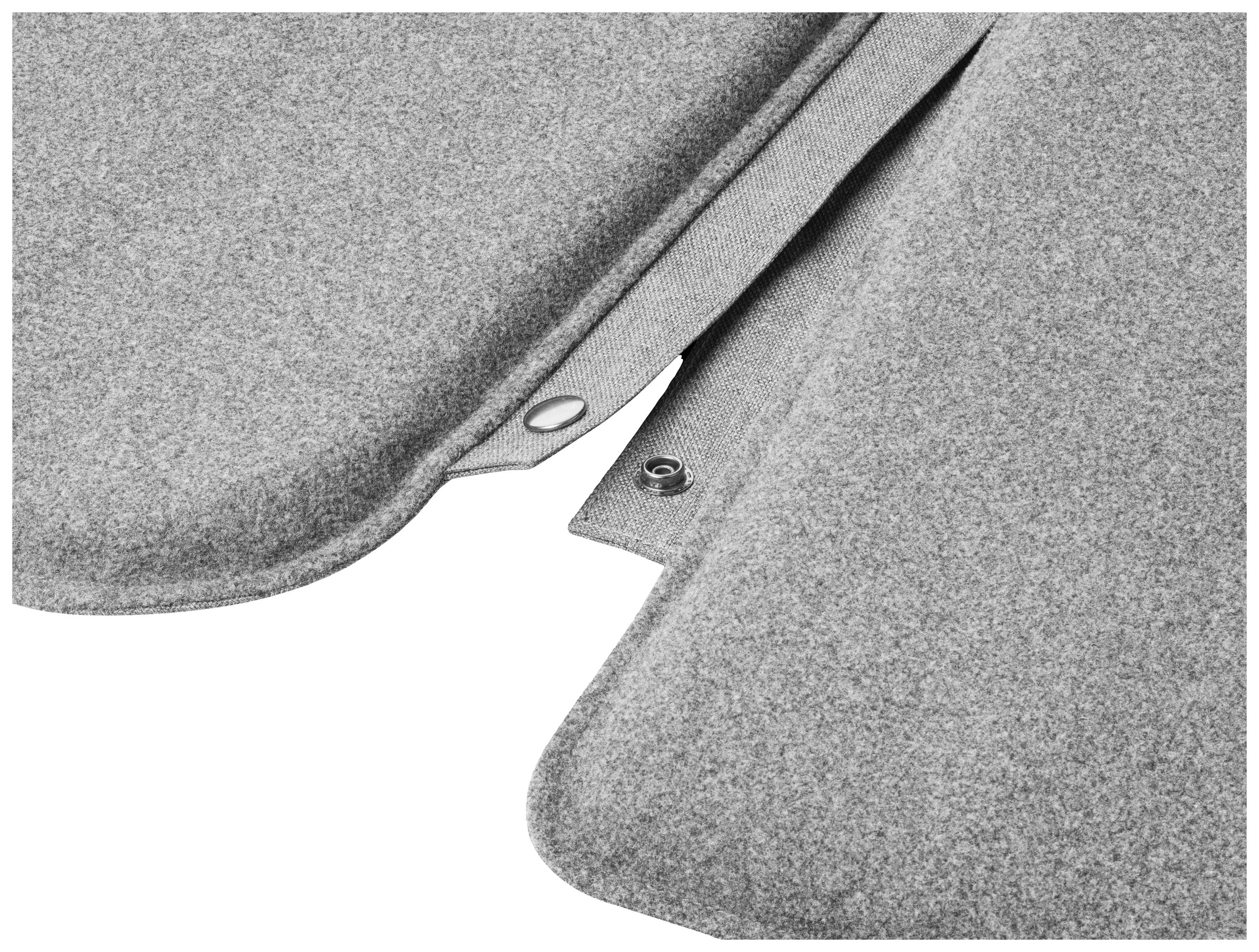 Grauer Filzstoff mit einer Reihe von Druckknöpfen, die Verbindungsoptionen zeigen.