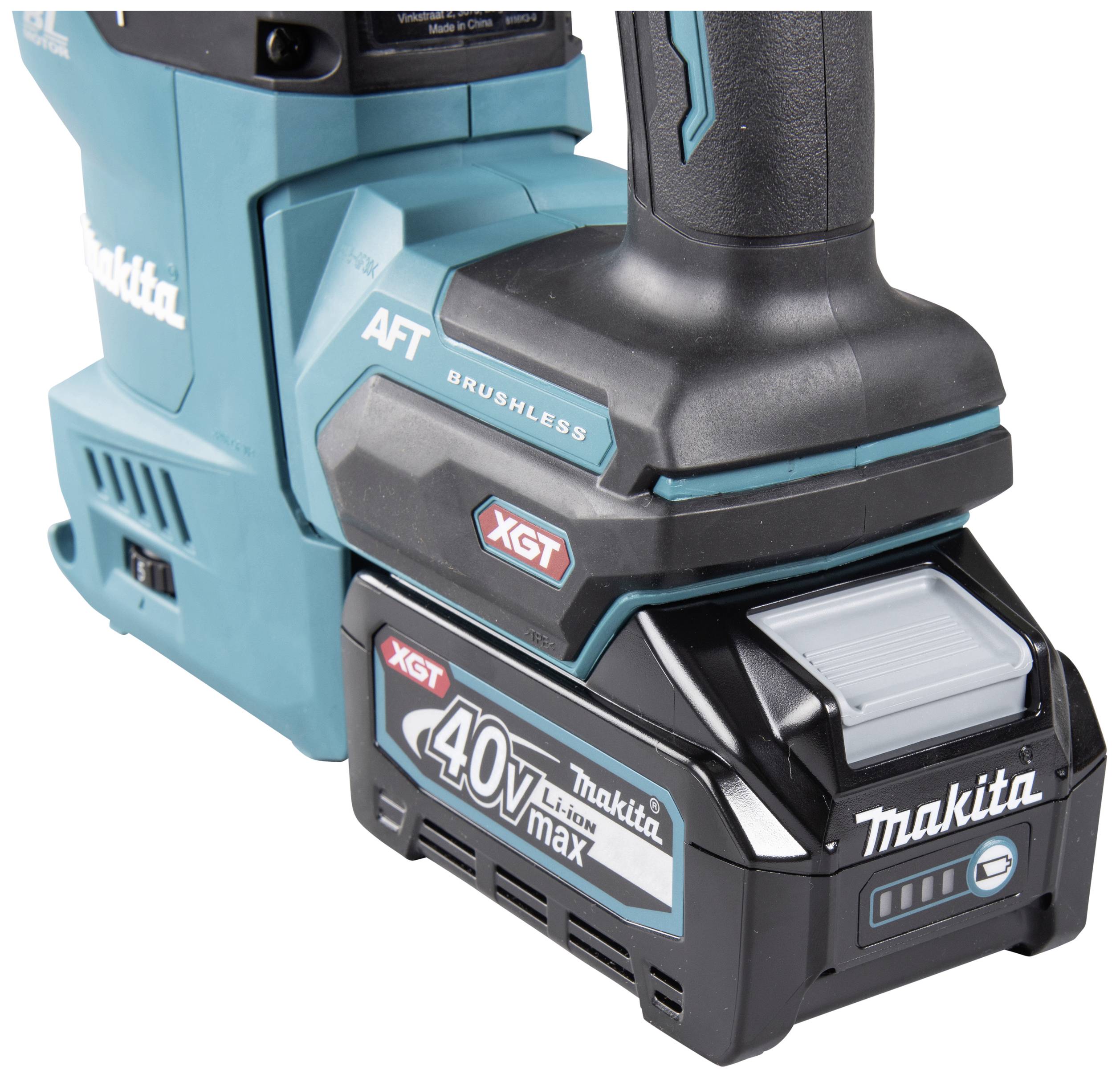 Eine blau-schwarze Makita-Handbohrmaschine mit einem 40V-Li-Ionen-Akku und der Aufschrift 'XGT' auf dem Gerät.