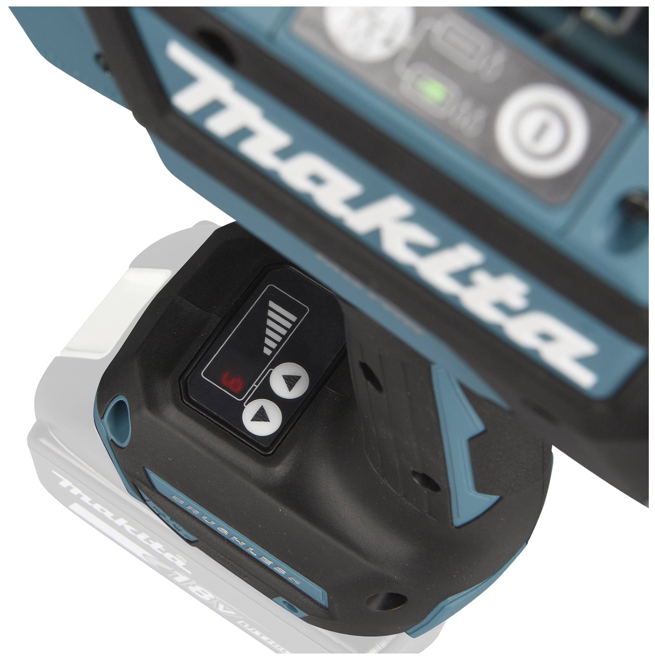 Akkubohrschrauber in Nahaufnahme zeigt Markenlogo und Batteriestatusanzeige auf der Basis mit niedrigem Ladestand.