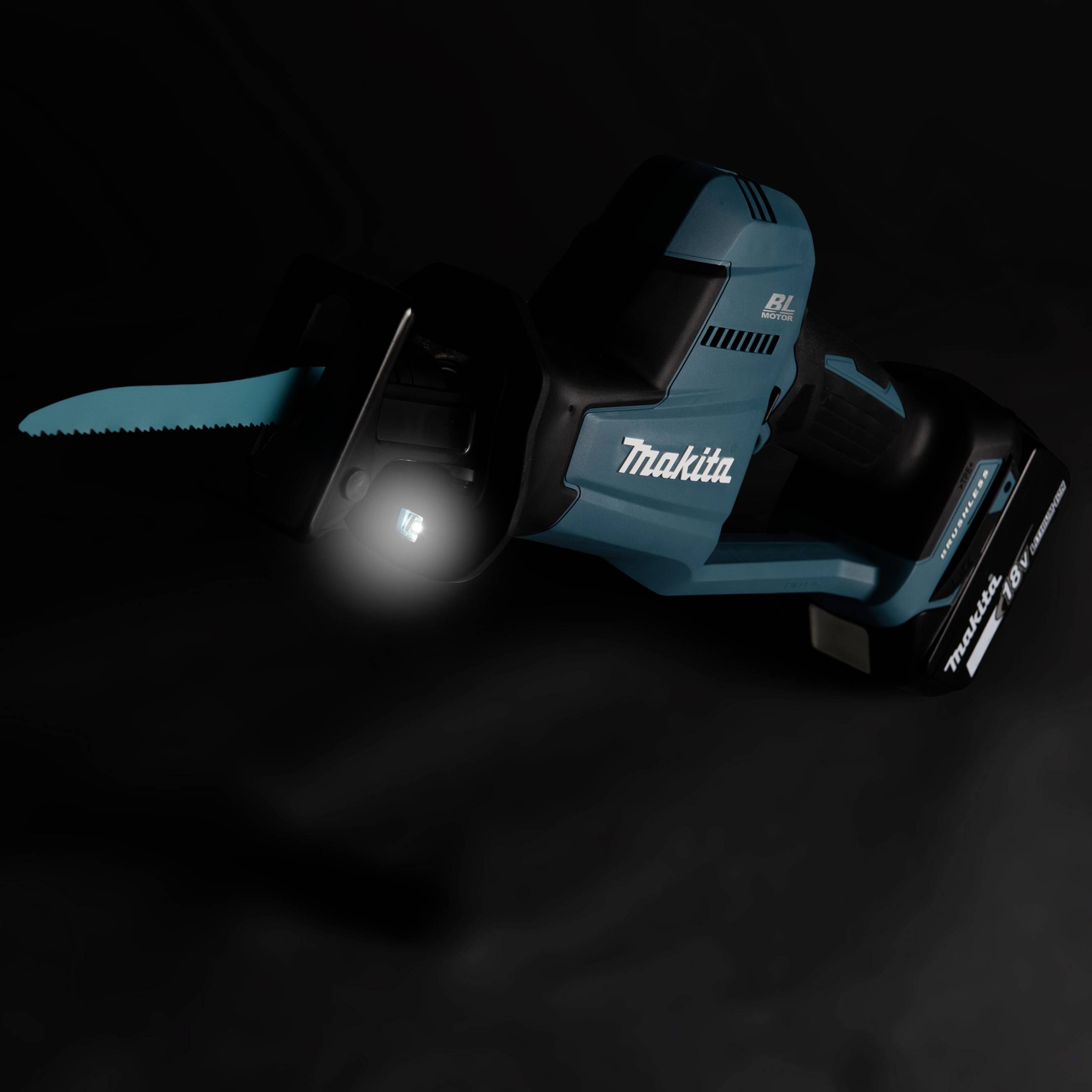 Ein elektrisches Handwerkzeug von Makita mit blauem Gehäuse und hell beleuchtetem Arbeitsbereich, auf dunklem Hintergrund dargestellt.