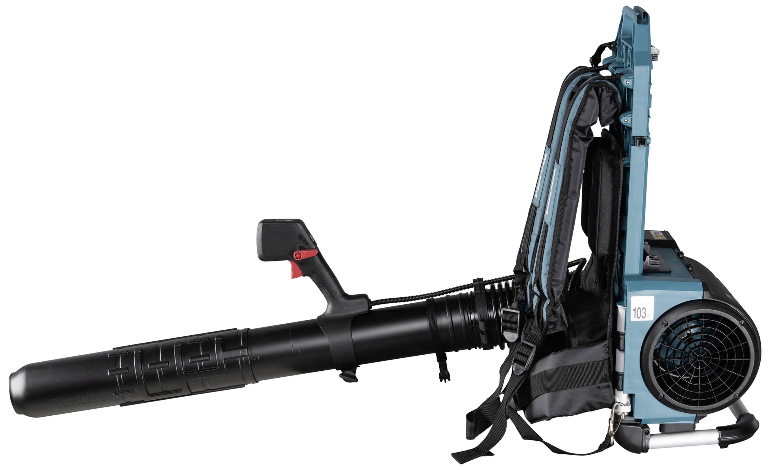 Ein blauer und schwarzer Laubbläser in Rucksackform, seitlich fotografiert. Sichtbar sind der Motor, das Gebläserohr und die Trageriemen.