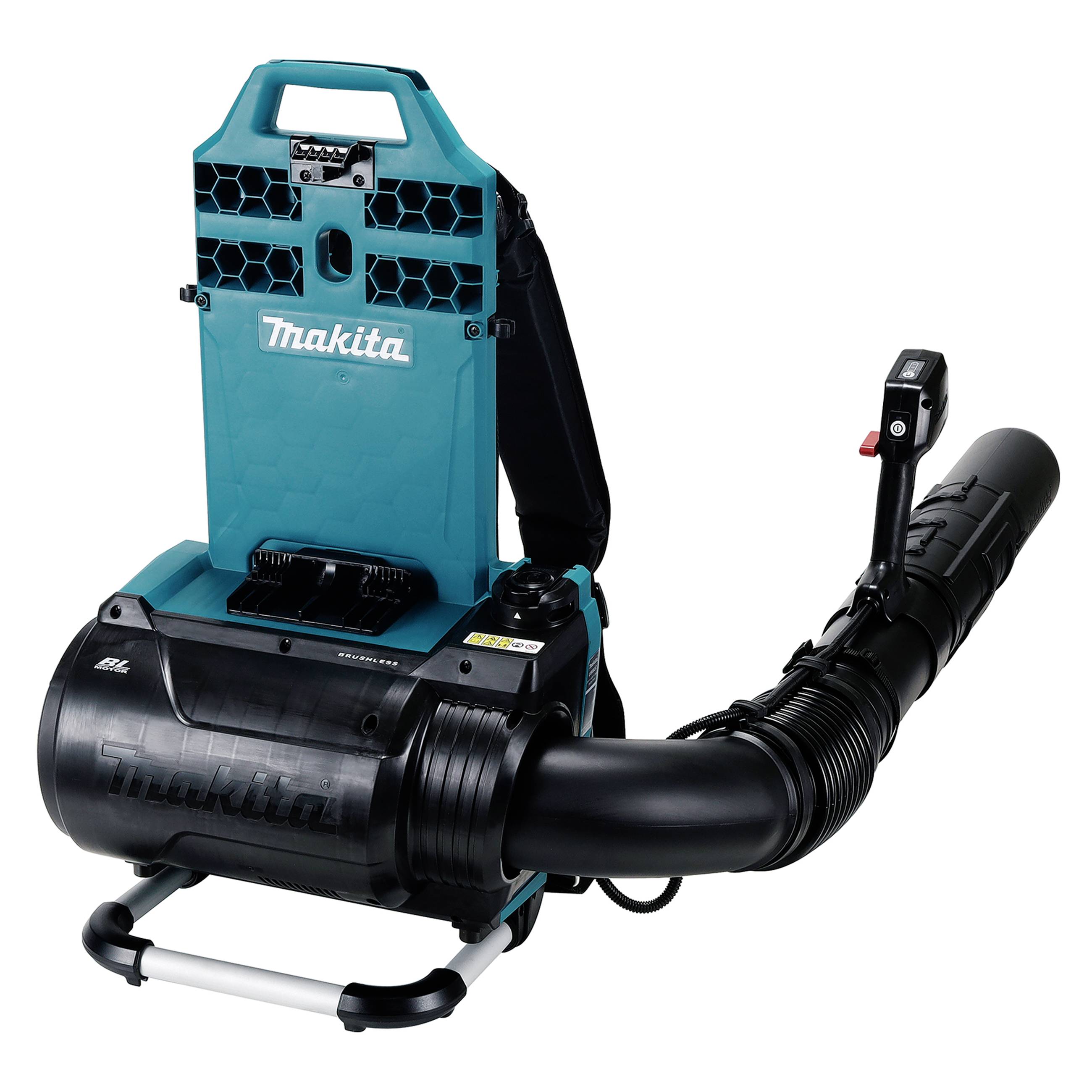 Ein tragbarer Laubbläser von Makita mit einem blauen Gehäuse und schwarzem Schlauch, konzipiert für effizientes Entfernen von Laub.