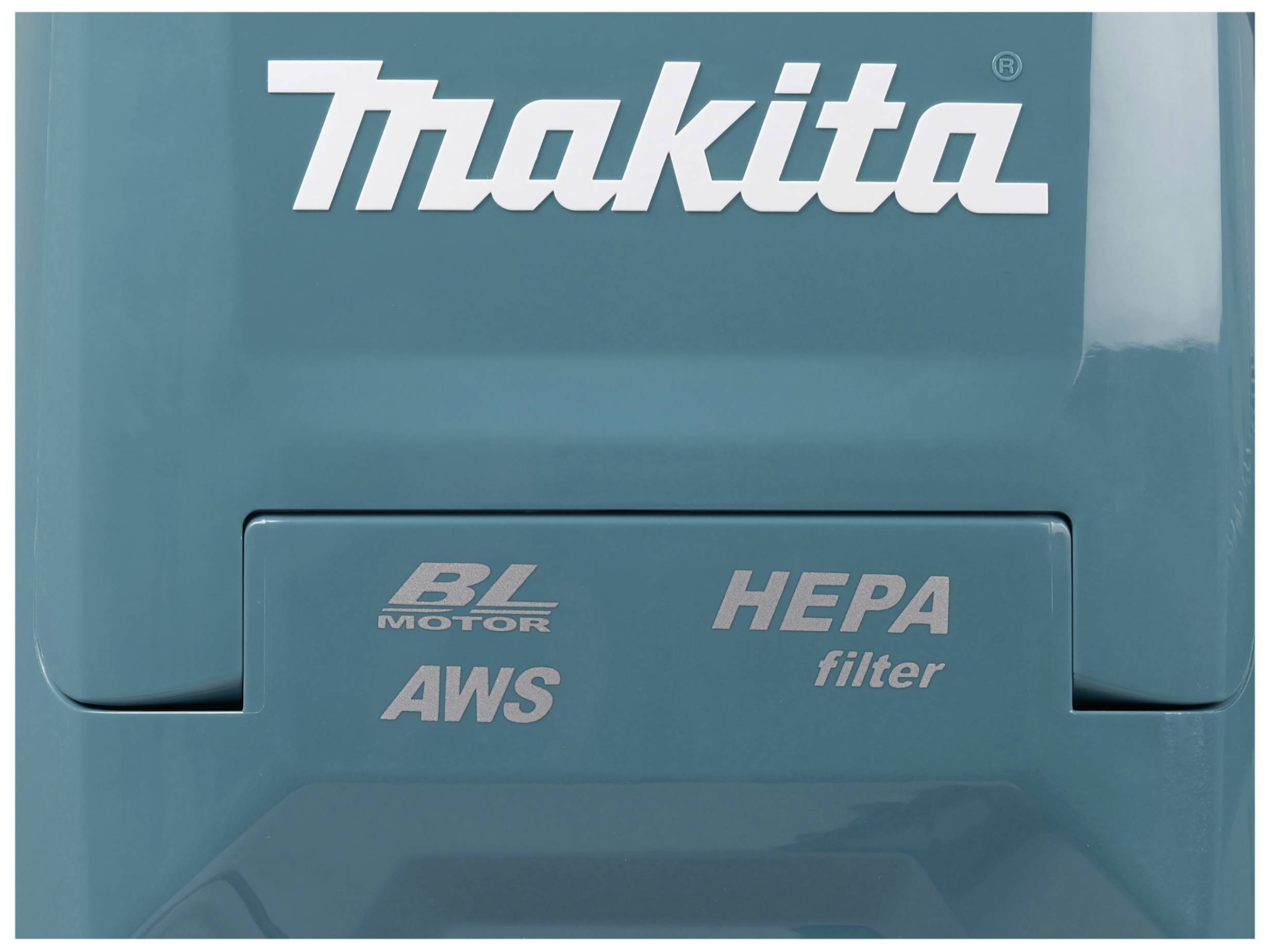 'Makita'-Logo auf einem Gerät. Darunter stehen 'BL Motor', 'AWS' und 'HEPA filter', was auf die technischen Merkmale hinweist.