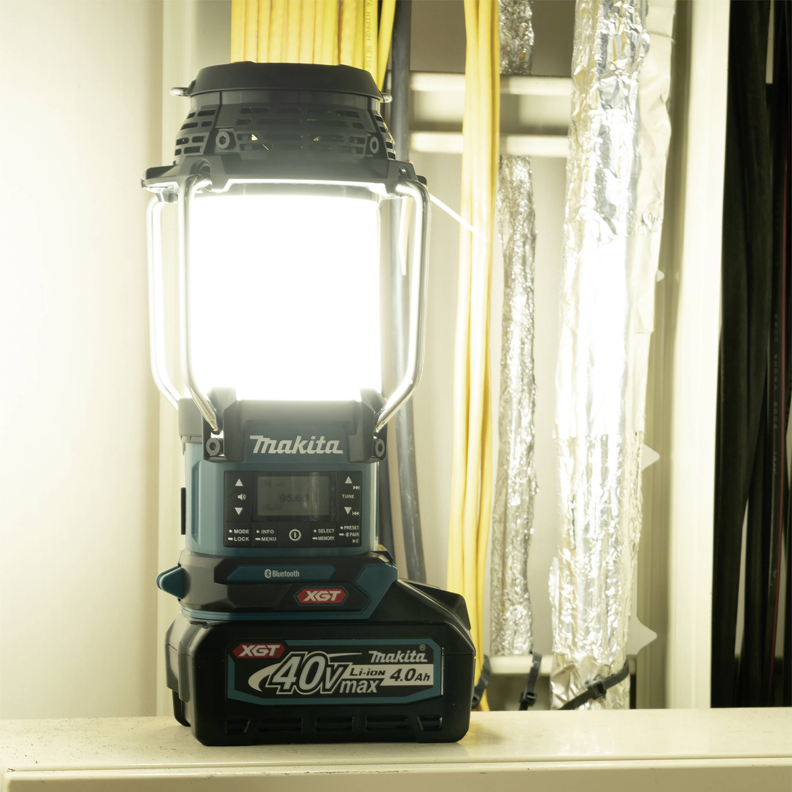 Makita Akku-Radio mit Laterne MR009GZ