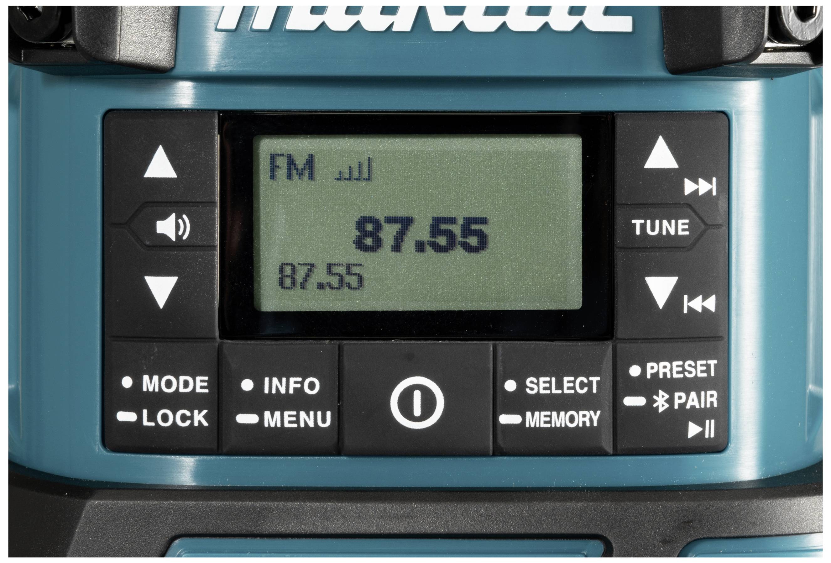 Radiogerät-Display zeigt FM-Frequenz 87,55. Tasten für Modus, Lautstärke und Voreinstellungen sind sichtbar.