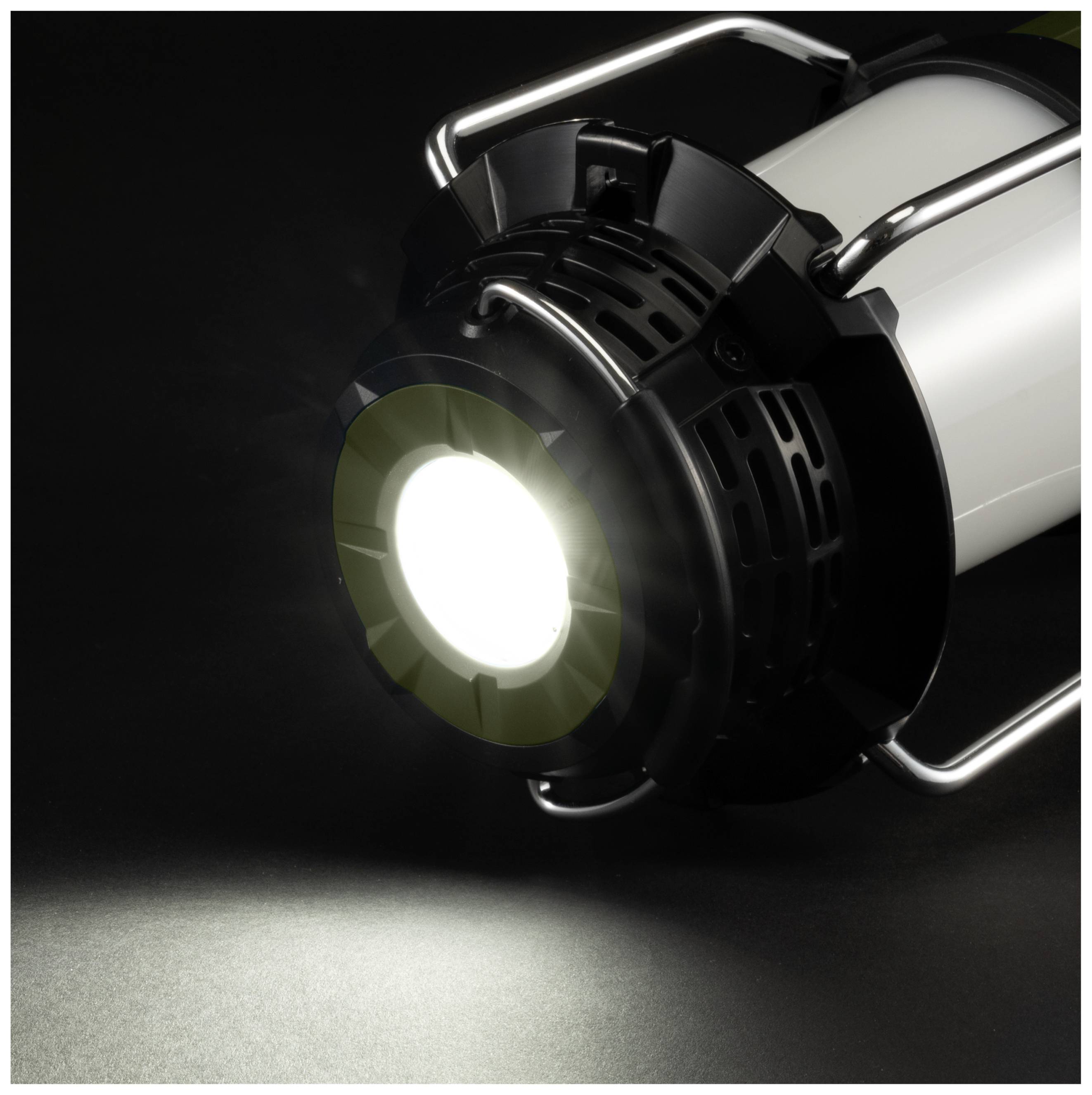 Eine leuchtende Lampe auf schwarzem Hintergrund, die helles Licht abstrahlt.