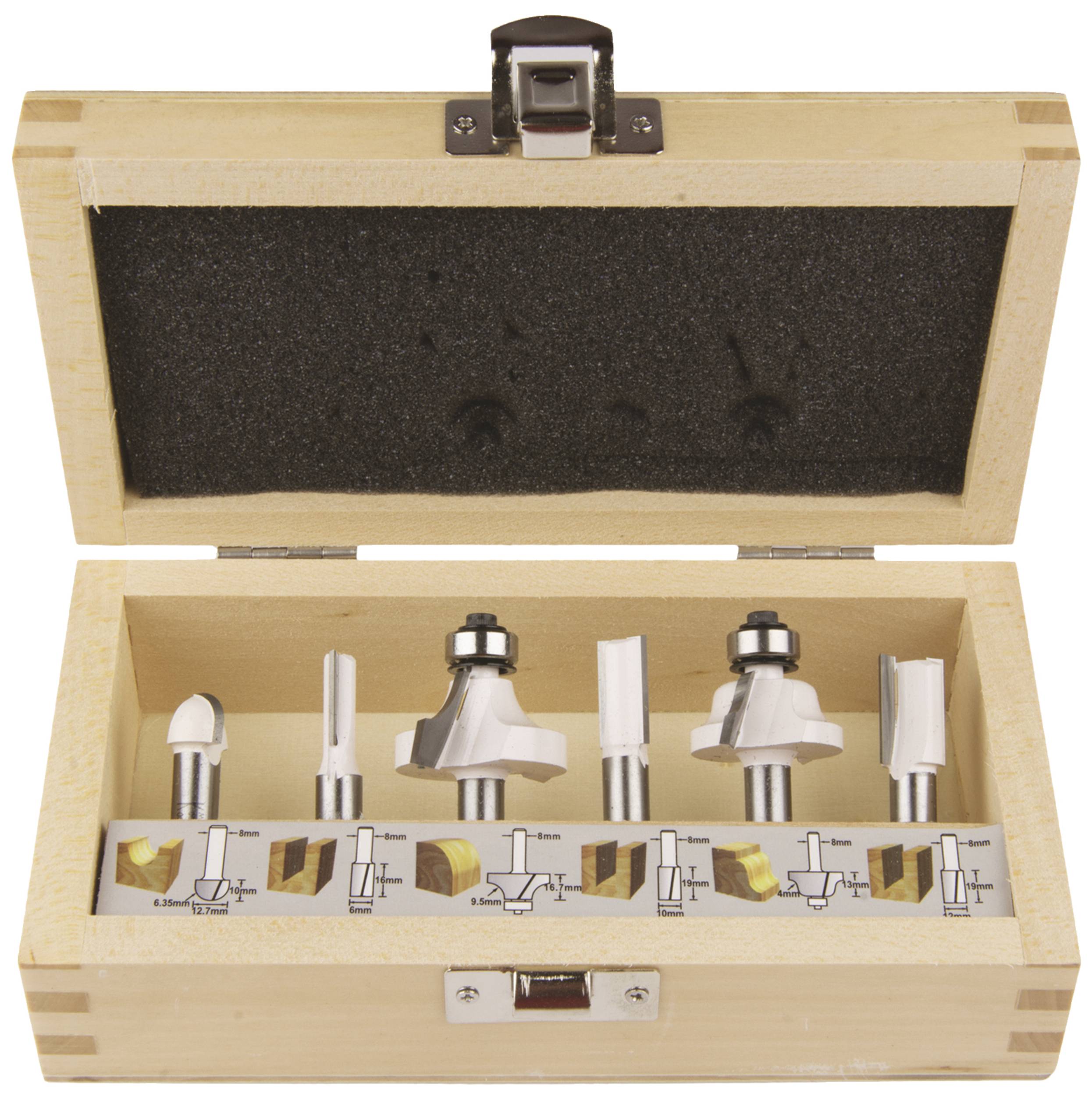 Holzkiste mit Einsatzfräsern verschiedener Formen und Größen. Eine Anleitung mit Abbildungen zeigt die Fräsanwendungen für Holz.