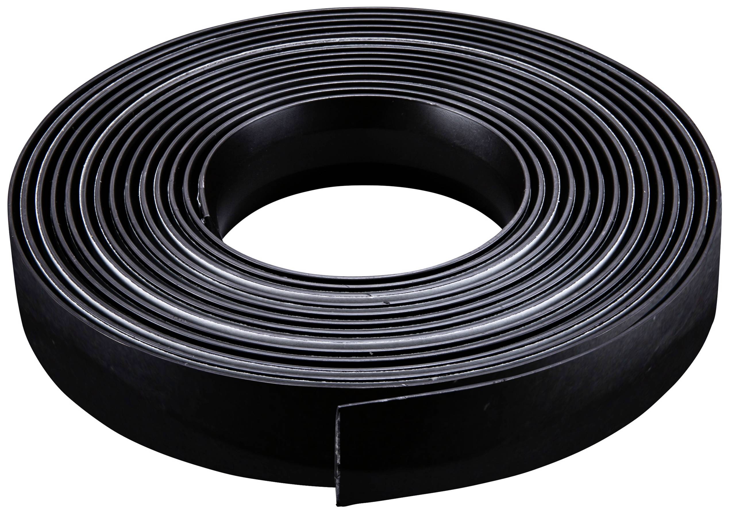 Eine Rolle schwarzes Magnetband mit einer Länge von mehreren Metern. Das Band ist gleichmäßig aufgerollt und zeigt eine Schnittkante.