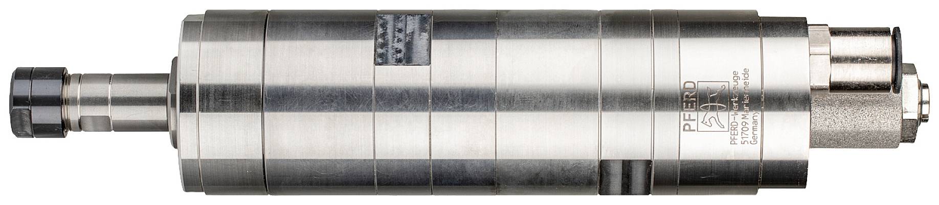 Ein metallischer, zylindrischer Werkzeughalter mit mehreren Abschnitten. Er hat eine unterbrochene schwarze Linie und eine Gravierung an der Oberfläche.