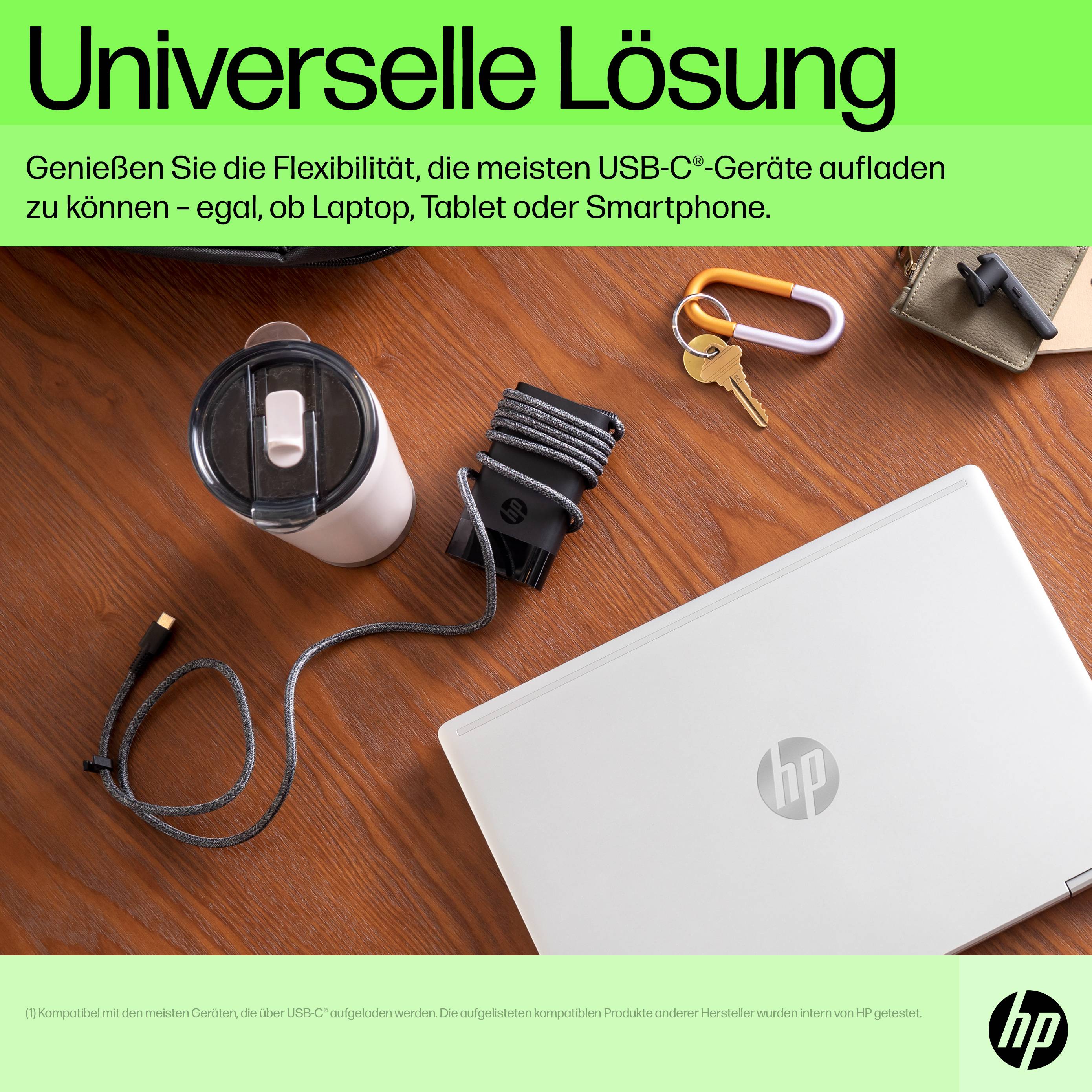 Ein HP-Laptop auf einem Tisch mit USB-C-Ladegerät, Schlüssel, Armband und Flasche. Text oben: 'Universelle Lösung'.