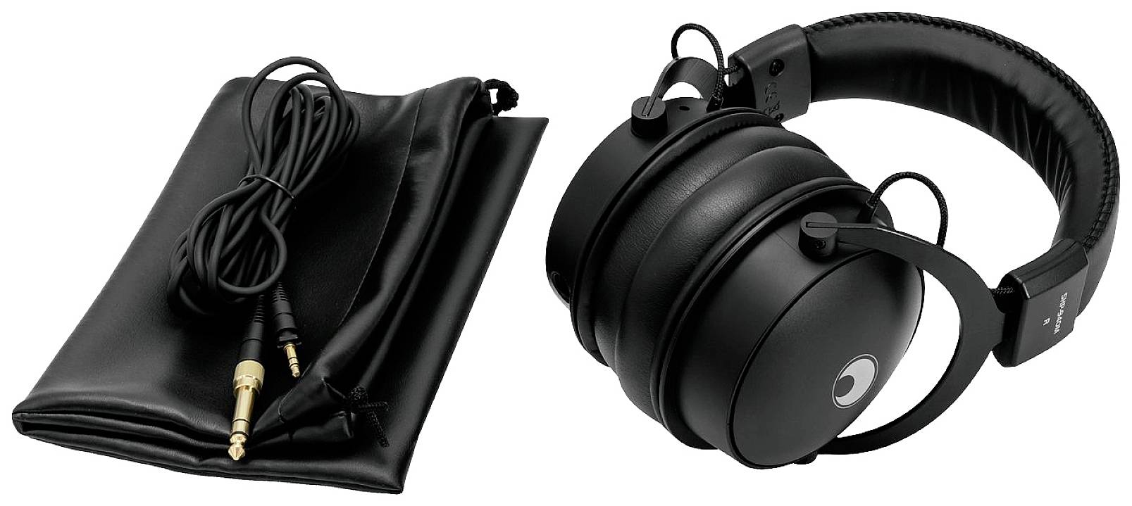 Schwarze Over-Ear-Kopfhörer neben einem zusammengelegten Kabel und einer schwarzen Tasche auf weißem Hintergrund.