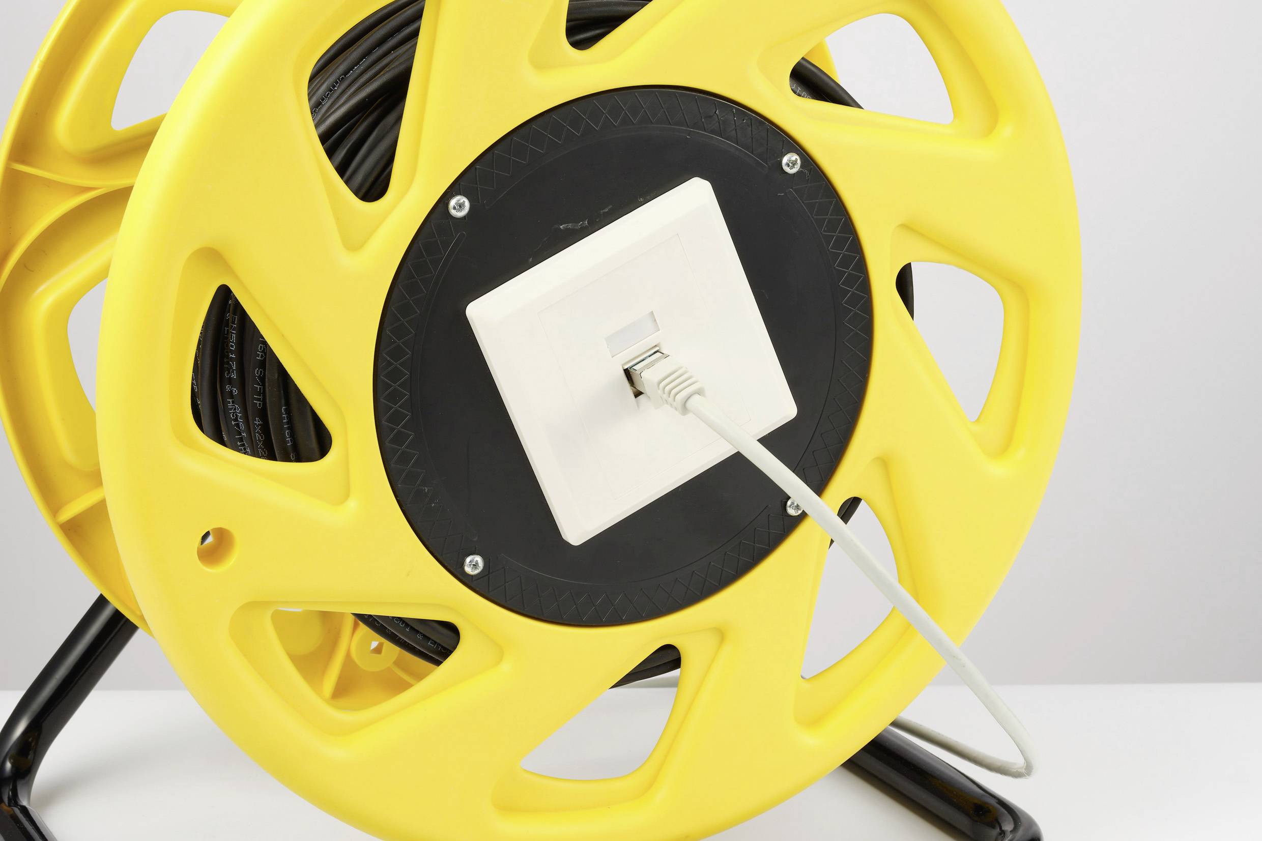 Renkforce RJ45 Netzwerk Kabeltrommel CAT 6a S/FTP 60m Schwarz PUR-Mantel