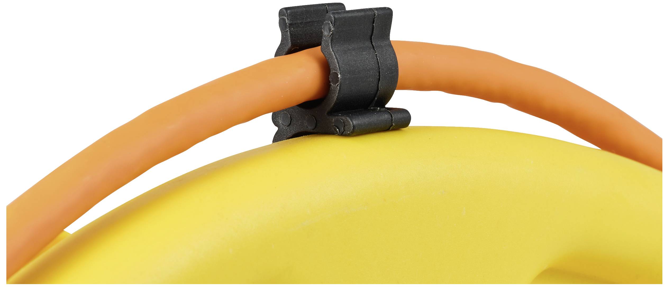 Gelbes Kunststoffteil mit orangefarbenem Kabel, das von einer schwarzen Klammer gehalten wird.