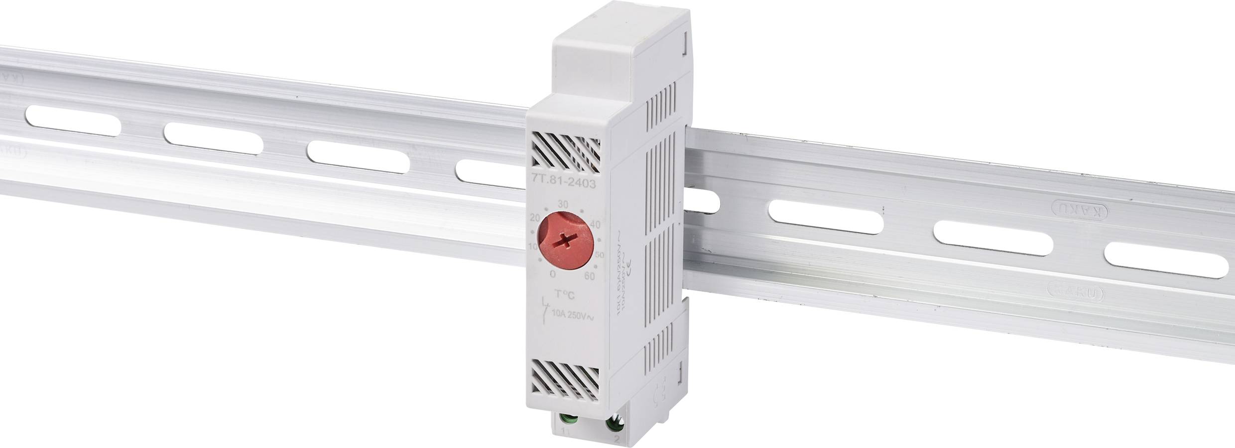 Ein elektrischer Schutzschalter ist auf einer DIN-Schiene montiert. Ein roter Knopf mit einem Pfeilsymbol ist gut sichtbar.