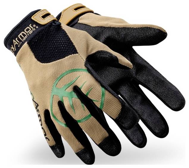 Arbeitshandschuhe mit einem braun-schwarzen Design, verstärkten Fingerspitzen und einem grünen kreisförmigen Logo auf der Rückseite, die in einer inszenierten Präsentation gezeigt werden.