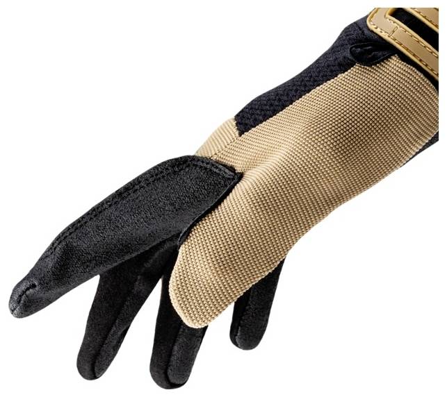 Ein beige-schwarzer taktischer Handschuh, der Daumen und zwei Finger ausstreckt, aus strukturiertem Material gefertigt, der Funktionalität und Haltbarkeit andeutet.