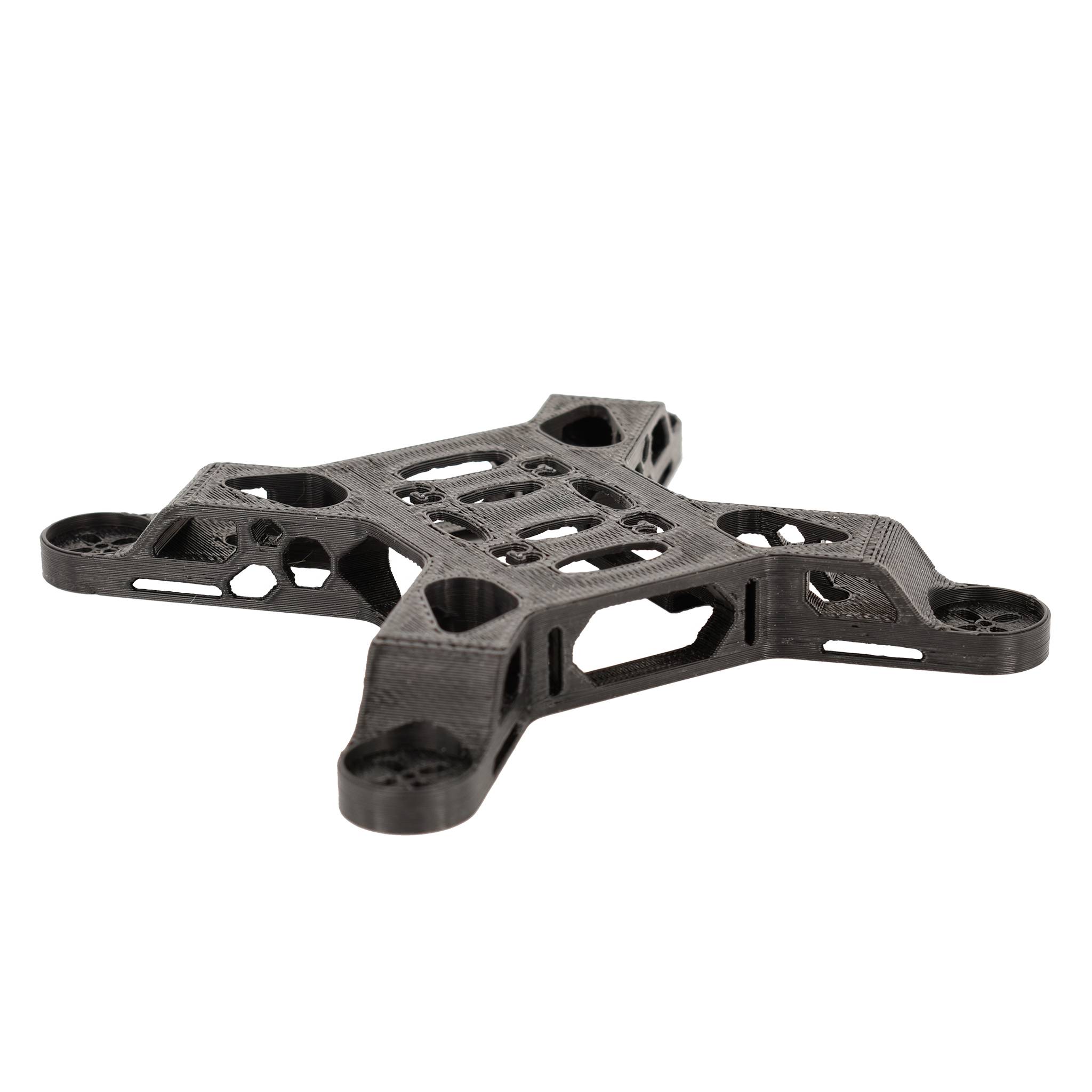 Schwarzes, quadratisches 3D-gedrucktes Teil mit vier Armen, möglicherweise ein Bauteil für Drohnen oder Modellbau.