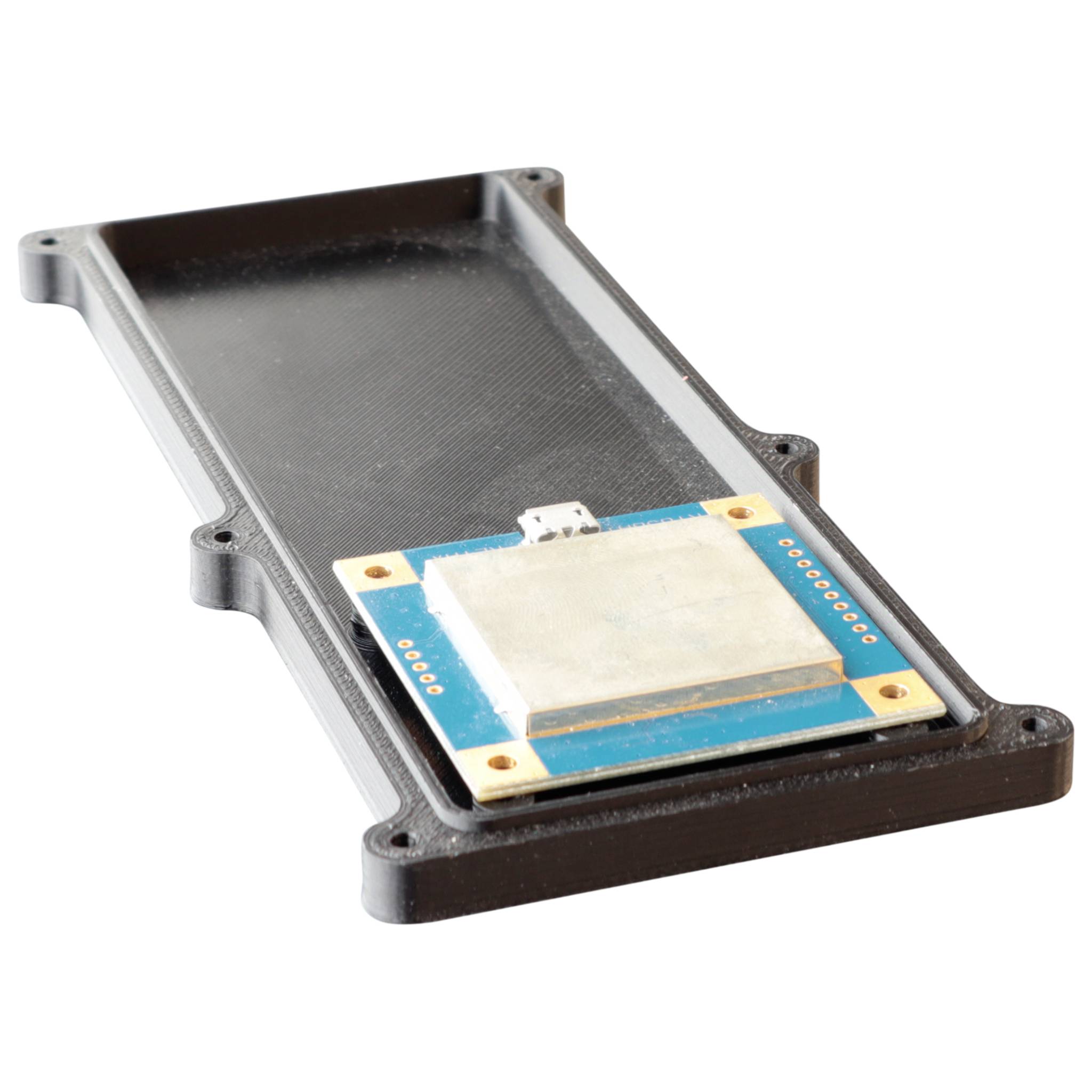 Elektronische Komponente auf einer rechteckigen schwarzen Halterung, mit einem zentralen blauen Modul und goldenen Kontakten.