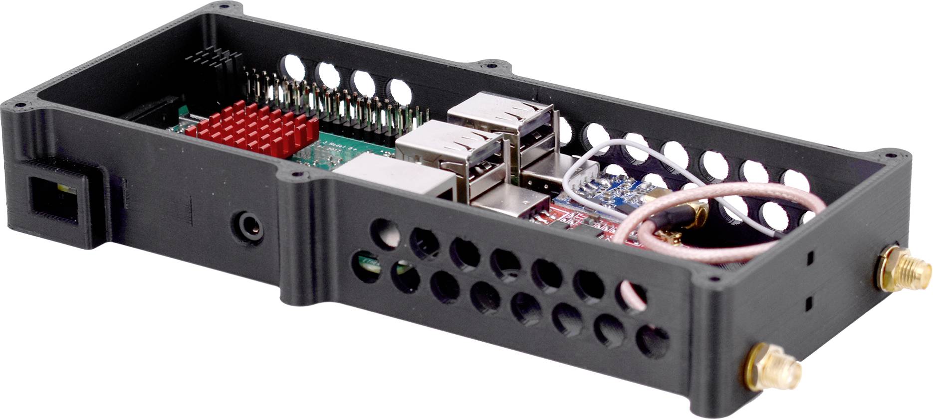 Ein schwarzes, rechteckiges Gehäuse enthält eine elektronische Leiterplatte mit mehreren Anschlüssen und Komponenten, möglicherweise für Computeranwendungen.