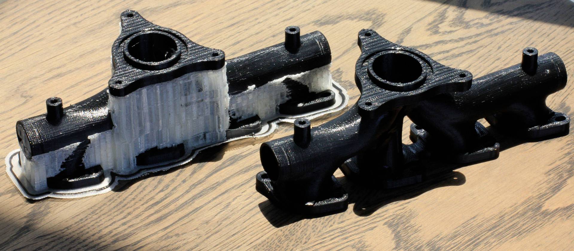 Zwei 3D-gedruckte Teile auf Holzoberfläche: Links mit weißem Stützmaterial, rechts ohne. Teile sind für funktionale Nutzung.