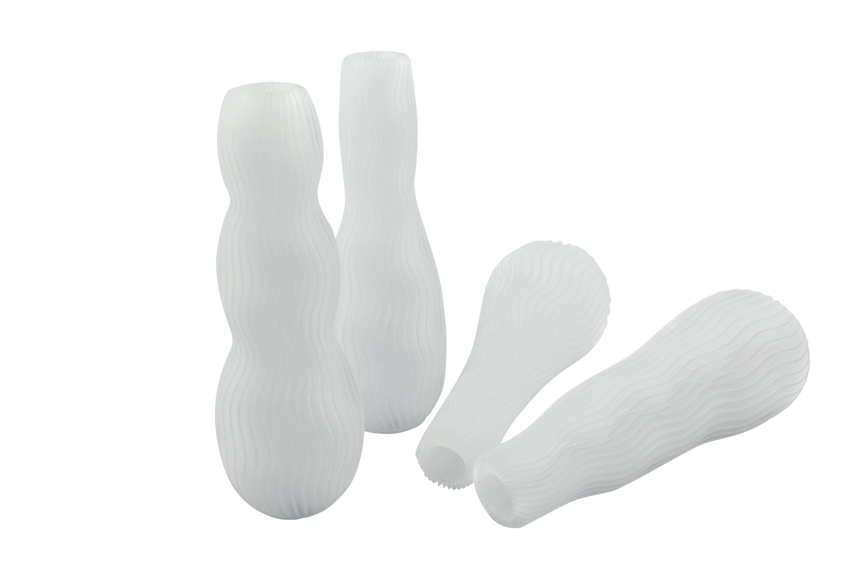 Ein Set aus vier weißen, wellenförmigen Silikonhüllen in unterschiedlichen Formen und Größen, vor weißem Hintergrund.