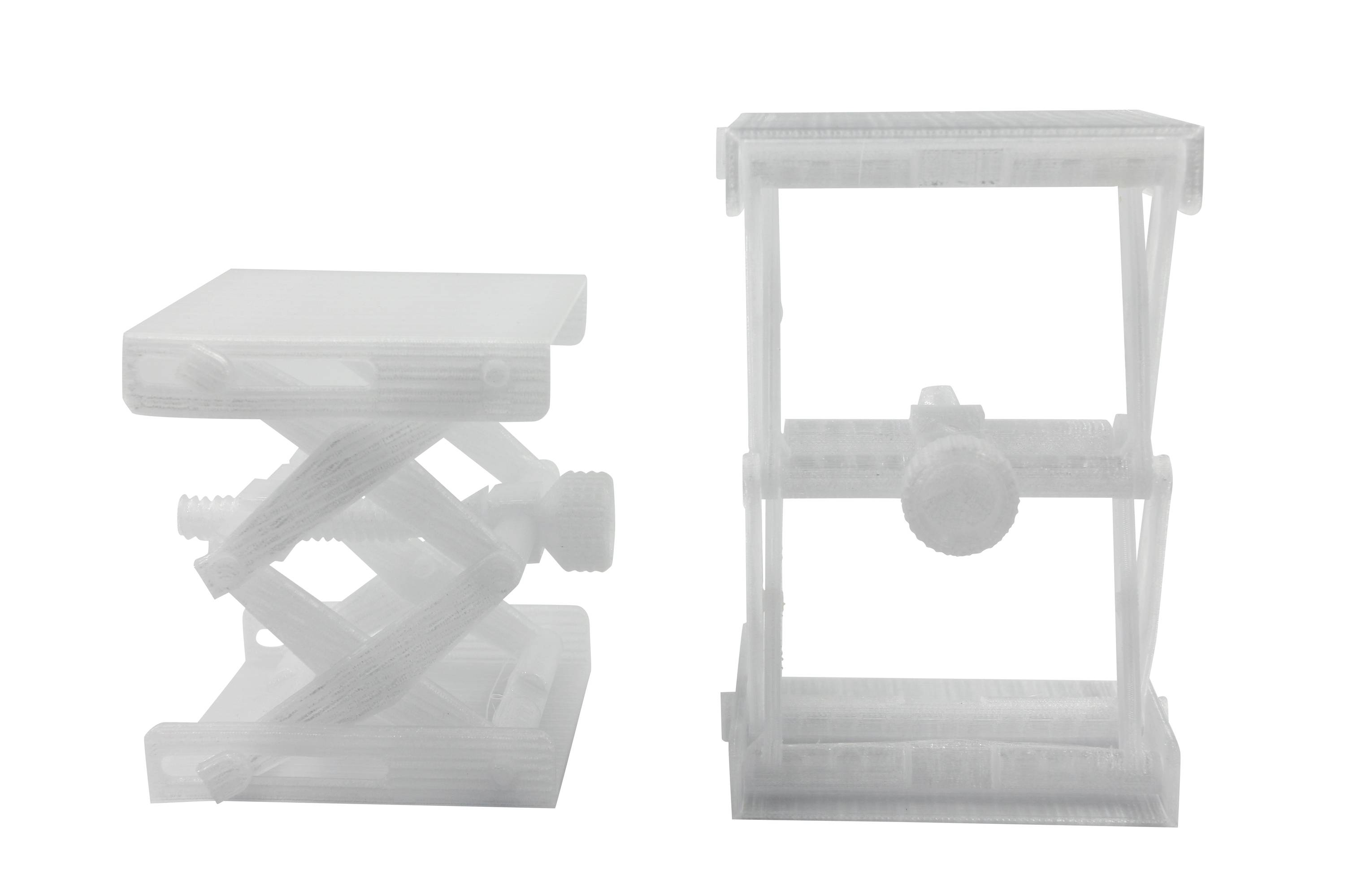 Zwei verstellbare Plattformen aus Kunststoff. Links eine Scherenhebebühne, rechts eine Plattform mit Schraubenmechanismus.