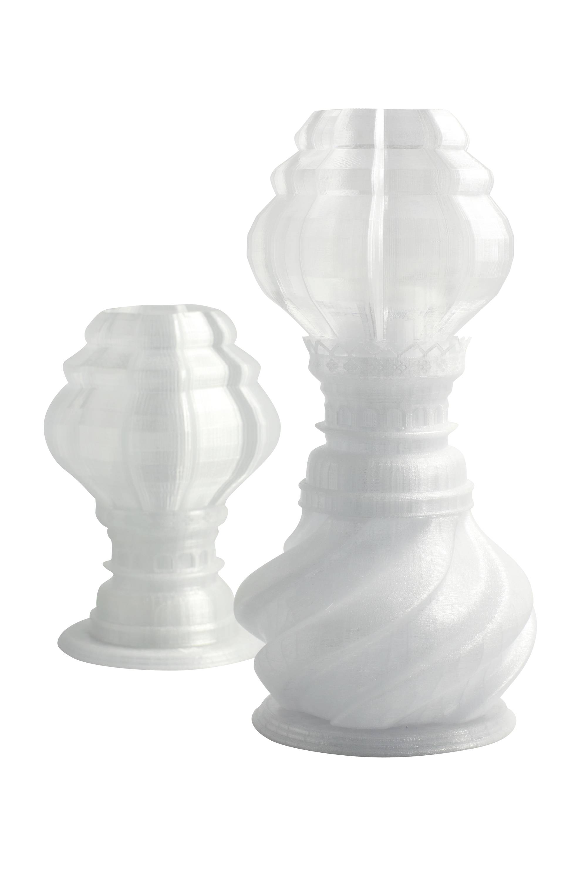 Zwei dekorative, gedrehte Glaskolben in unterschiedlicher Größe, transparent und weißlich, vor weißem Hintergrund.