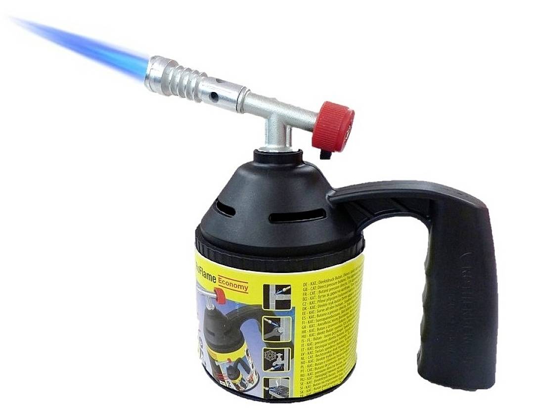 Kleine, tragbare Gaslötlampe mit seitlichem Griff und blauer Flamme. Geeignet für Handwerksarbeiten oder Küchenverwendung.