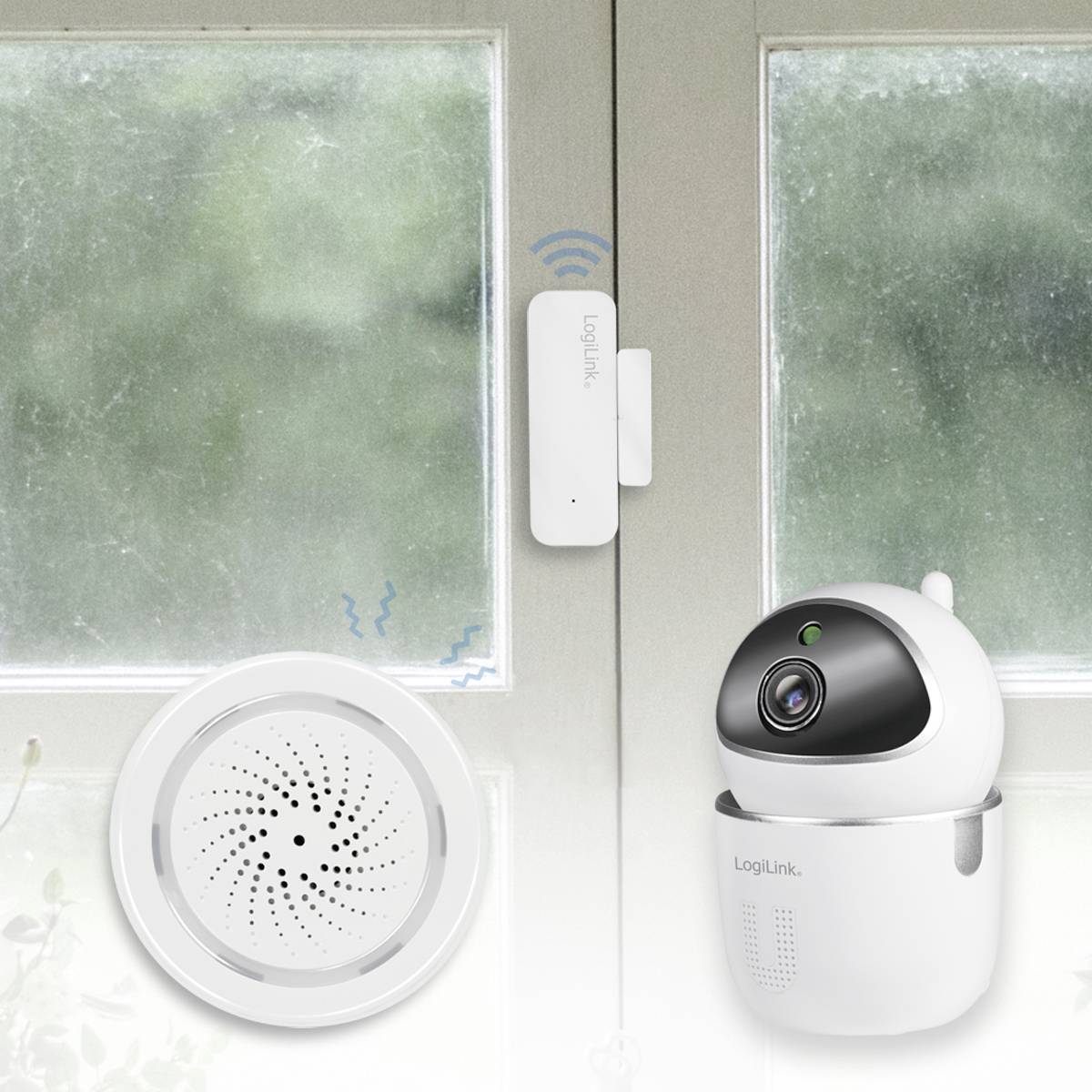 Ein Fenster mit einem Tür- und Fenstersensor, einer runden Sicherheitskamera und einem weißen Sensor unten links im Bild.
