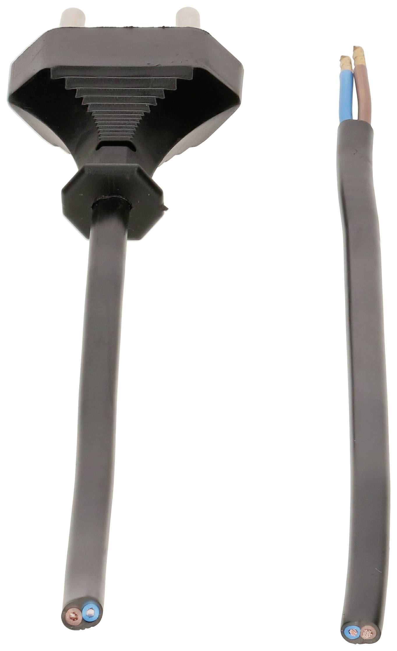 Ein Stromkabel mit einem abisolierten Draht, der die inneren Kupferdrähte zeigt, neben einem intakten Stecker endet.