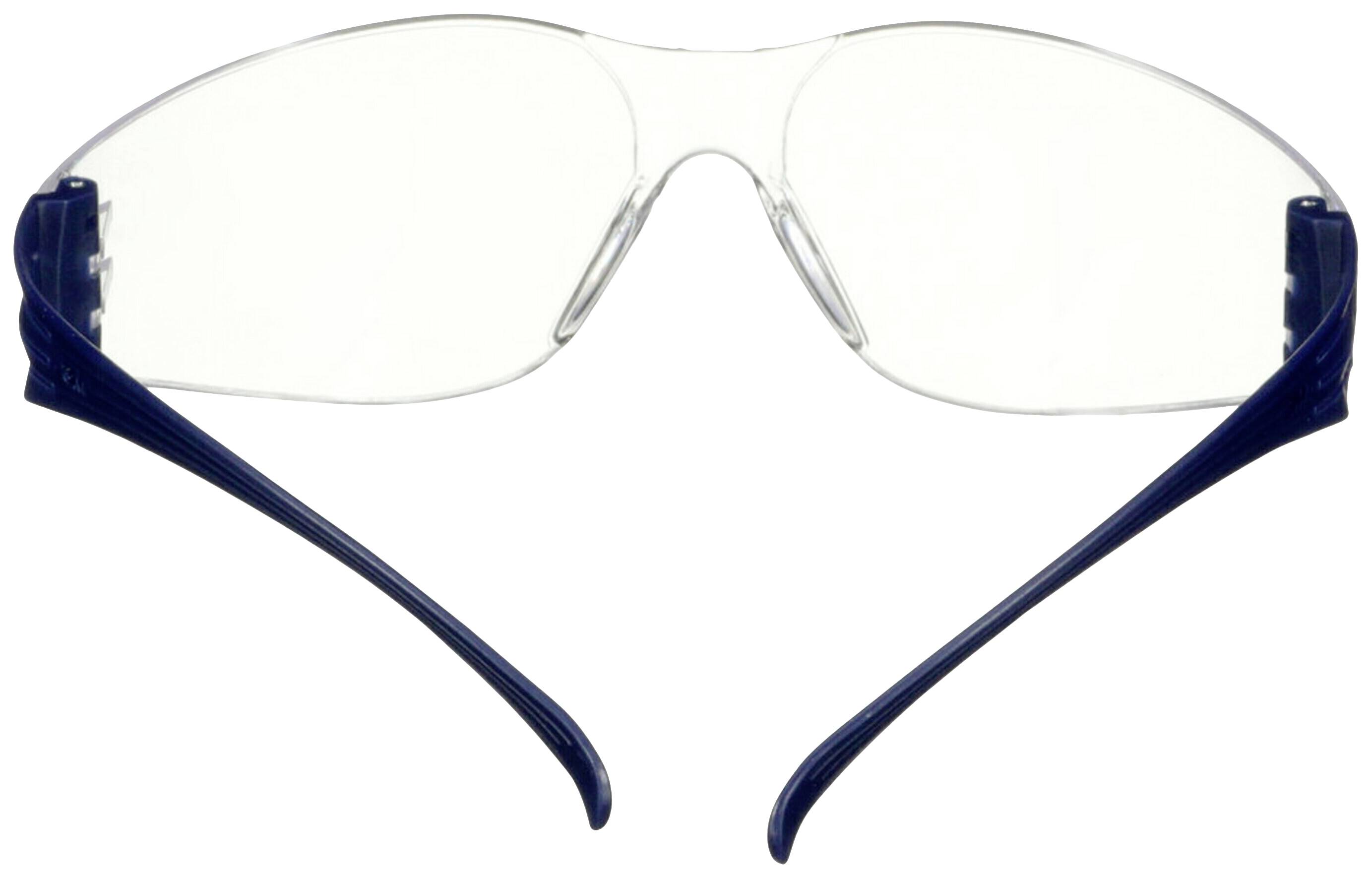 Eine transparente Schutzbrille mit dunkelblauen Bügeln, frontal abgebildet.