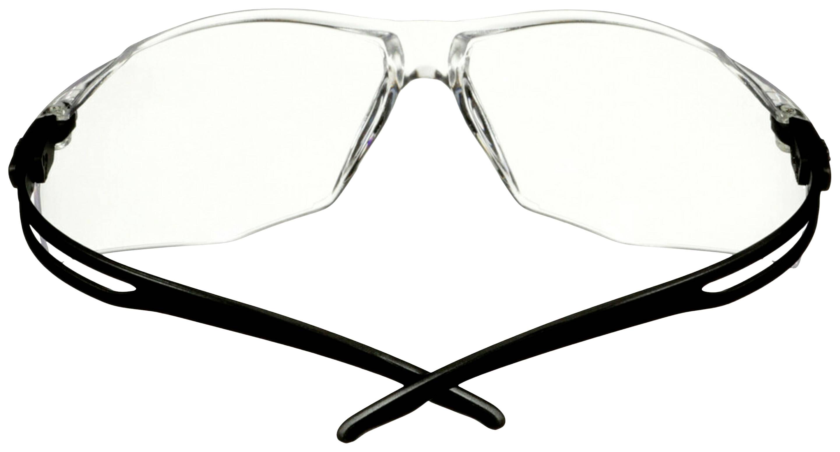 Eine Schutzbrille mit transparenten Gläsern und schwarzen Bügeln liegt auf einem weißen Hintergrund.