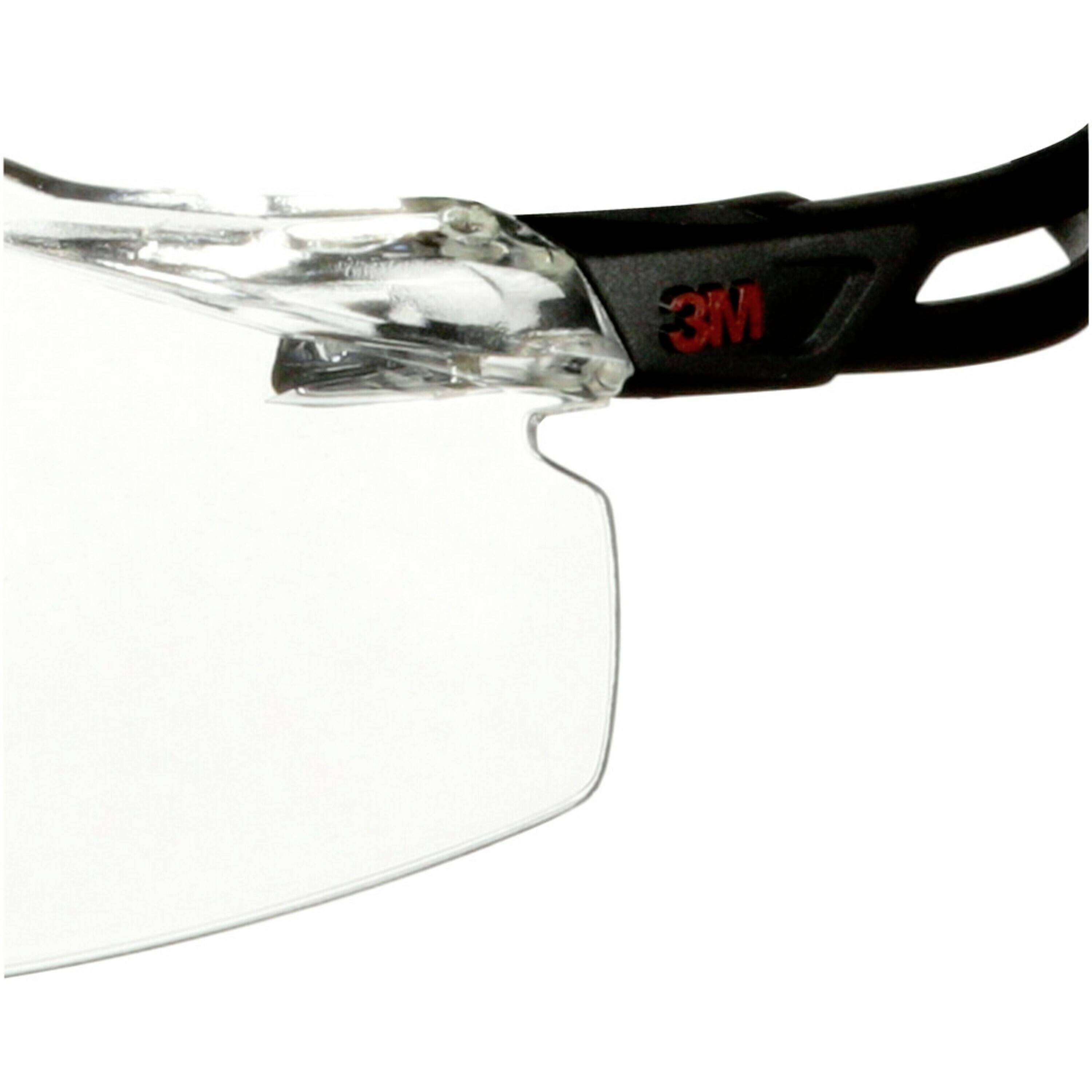 Eine Schutzbrille mit transparenten Gläsern und schwarzen Bügeln zeigt das Logo '3M' in roter Schrift.