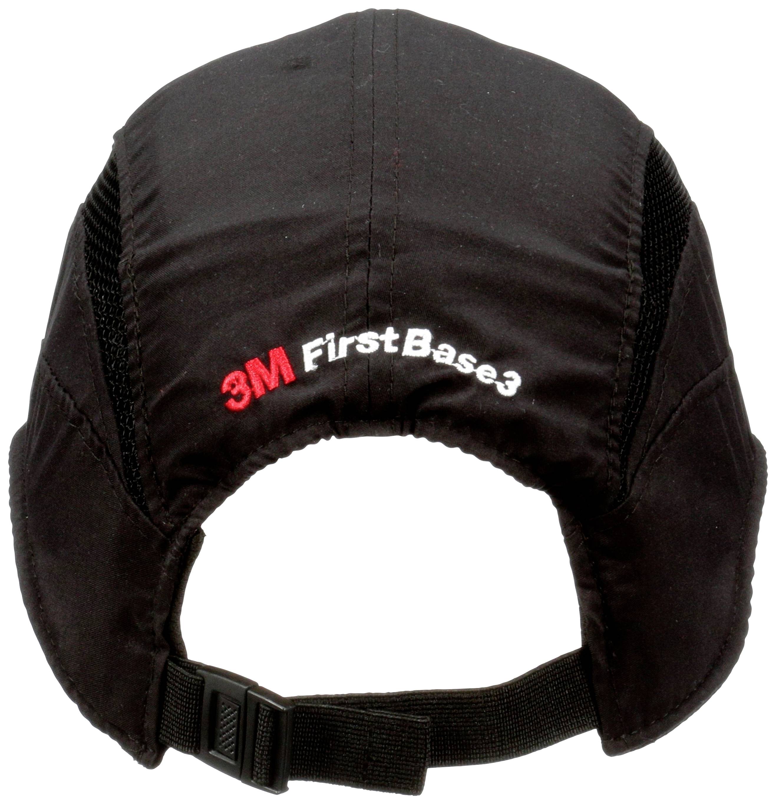 Eine schwarze Schutzkappe mit dem Aufdruck '3M FirstBase 3' auf der Rückseite, verstellbarer Riemen unten.