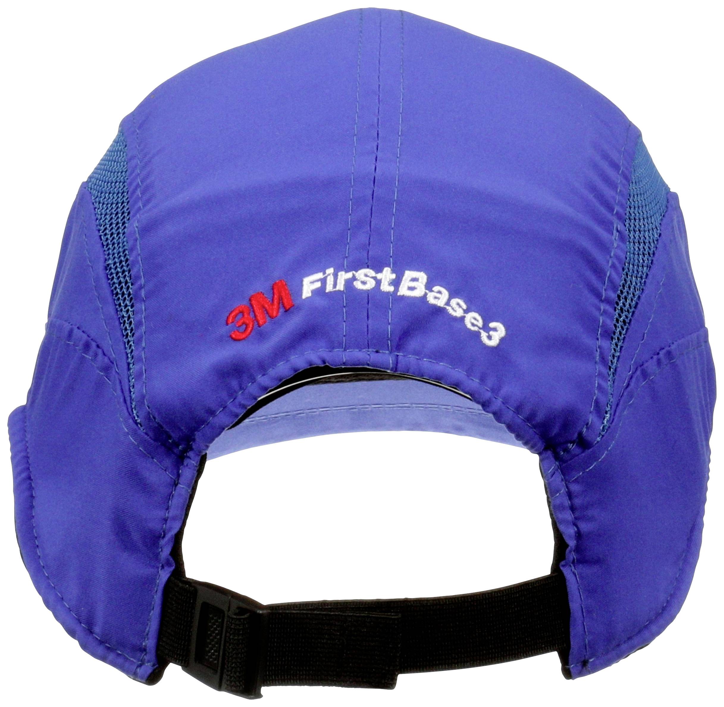 Eine blaue Schirmmütze mit schwarzem Verschluss und der weißen Aufschrift 'FirstBase3' sowie einem roten '3M'-Logo auf der Rückseite.