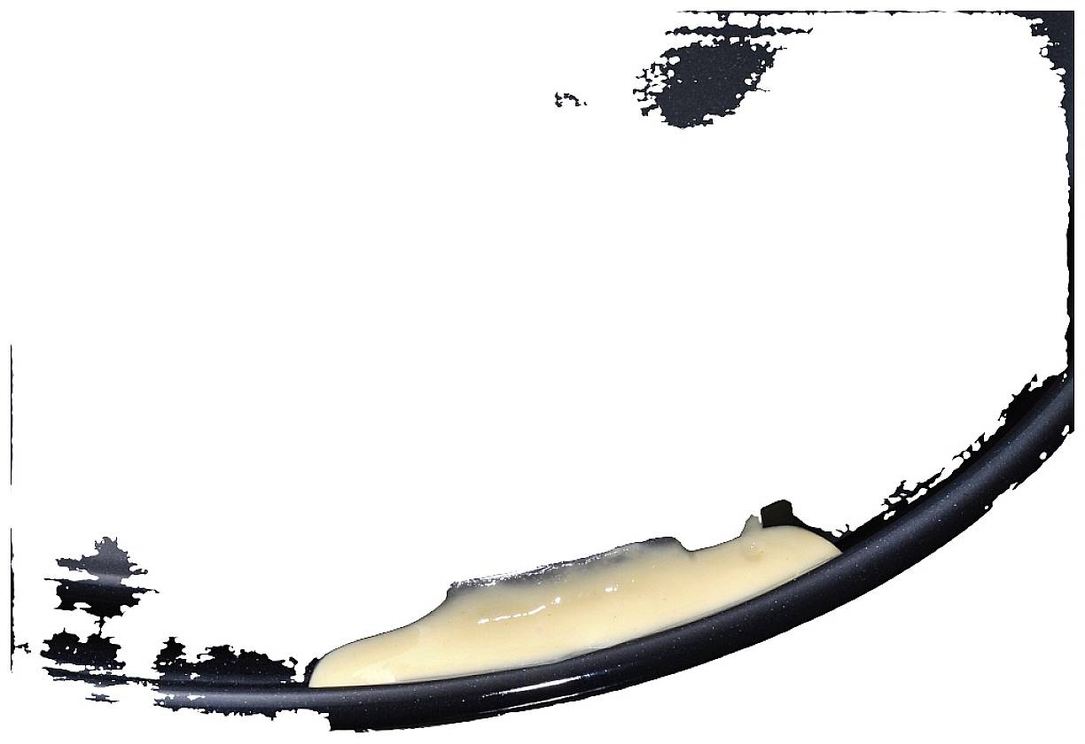 Eine helle, cremige Flüssigkeit fließt über eine schwarze, gebogene Fläche in teilweise abstrakter Darstellung.